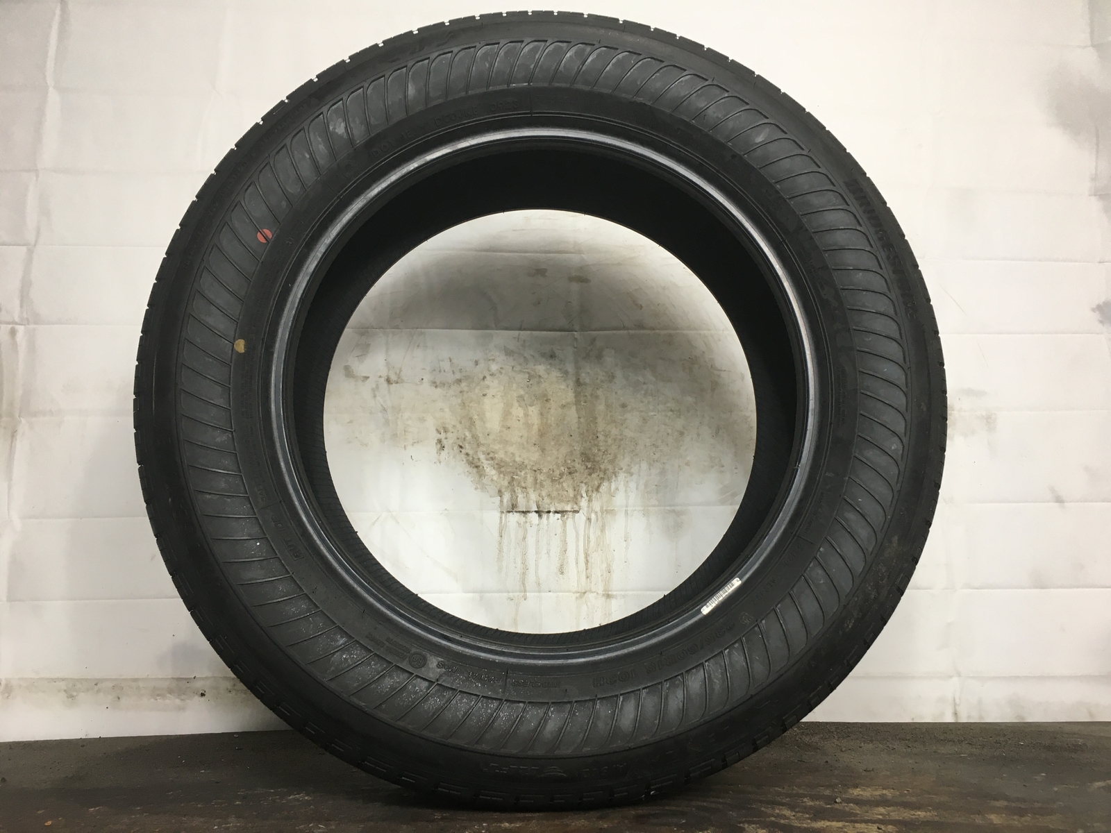 [1] Bridgestone Alenza A/S 02 RFT Run Flat 235 60 18 Tire Full Tread/32