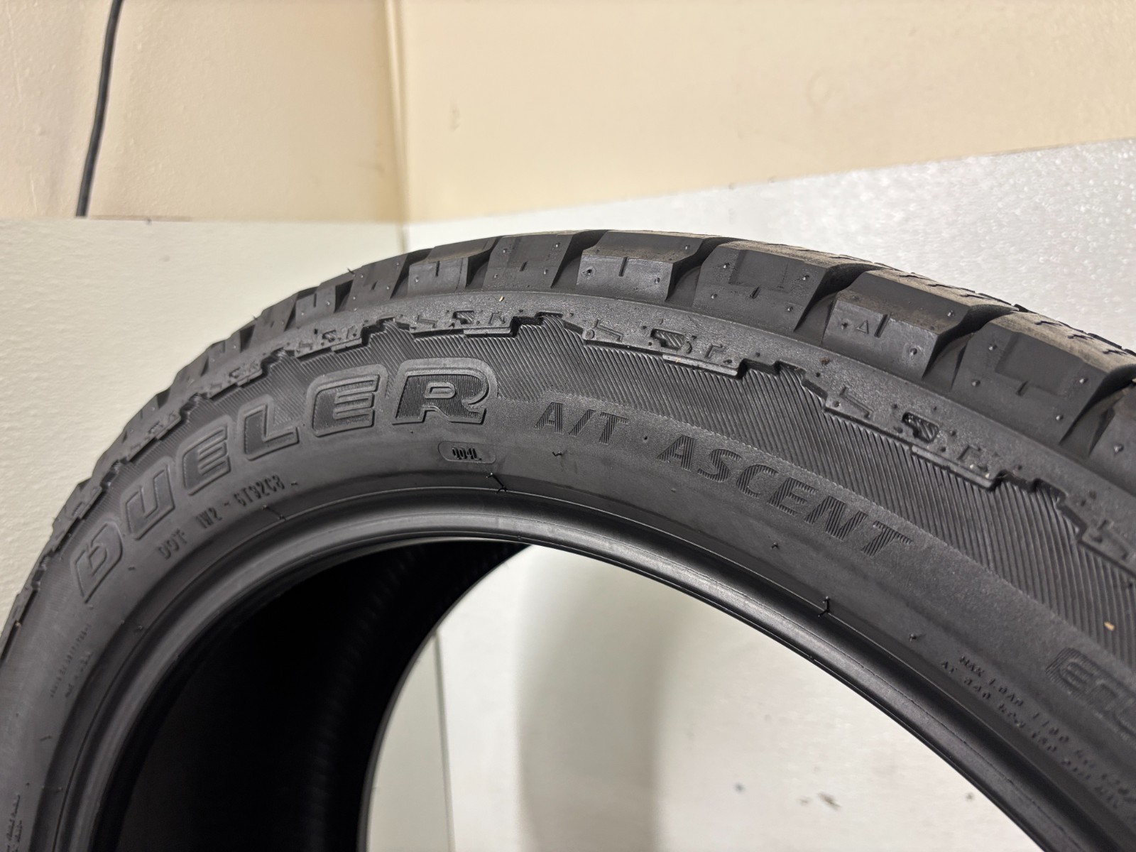 1 Tire 285 45 22 Bridgestone Dueler A/T Ascent (7.00-8.00/32 Tread Left) 114H