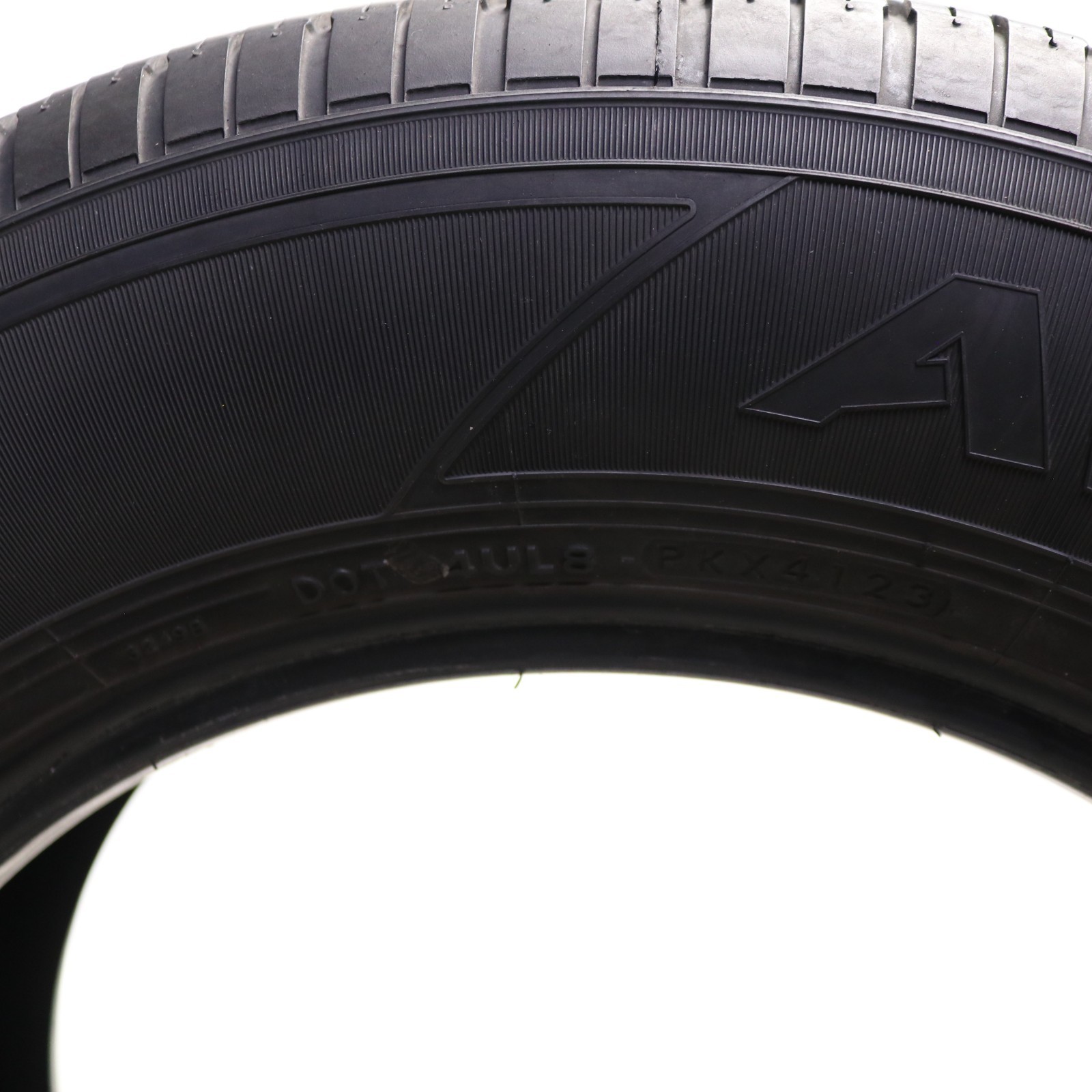 Set of 4 Used 235/65R17 Yokohama Avid S34RV – 104T – 8.5-9.5/32