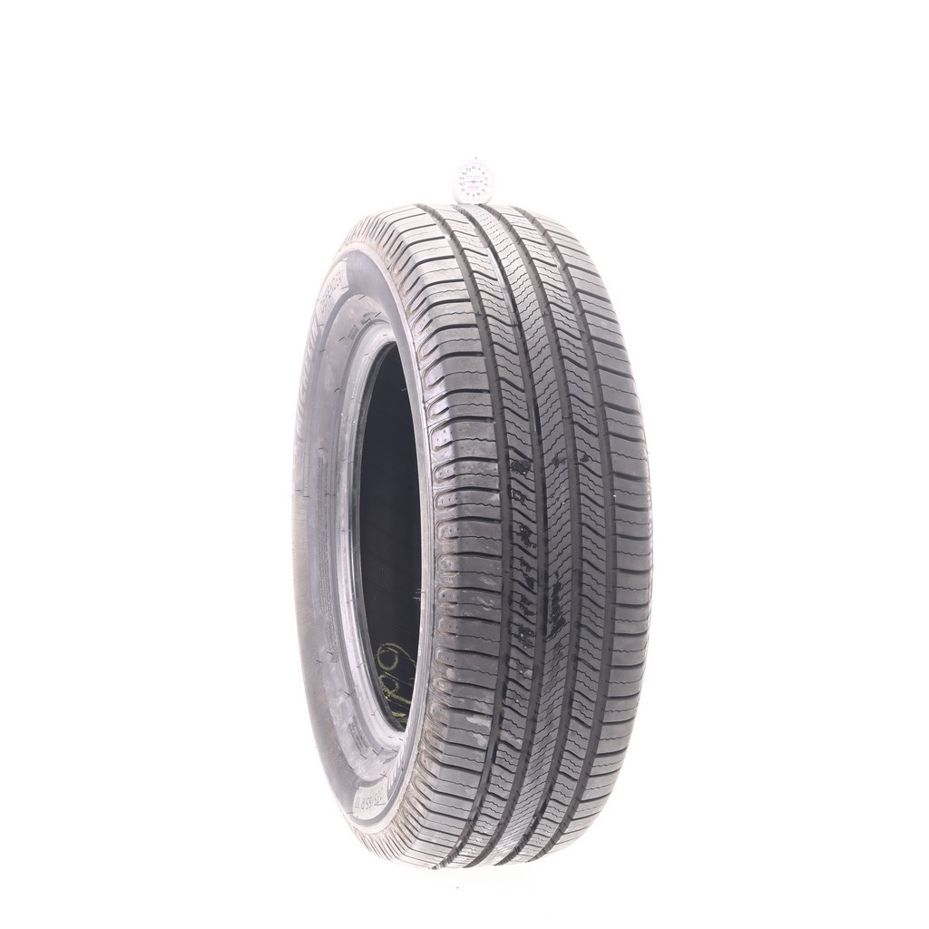 Set of (4) Used 235/65R17 Michelin Defender 2 104H – 9-10/32