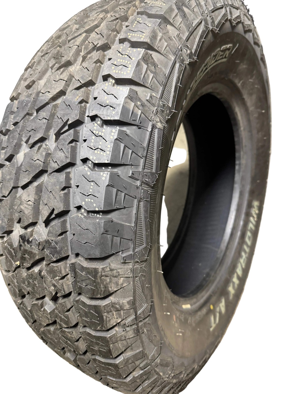 NOS LANDSPIDER WILDTRAXX A/T OWL P 265 70 17 115T ALL TERRAIN TIRE DAT010