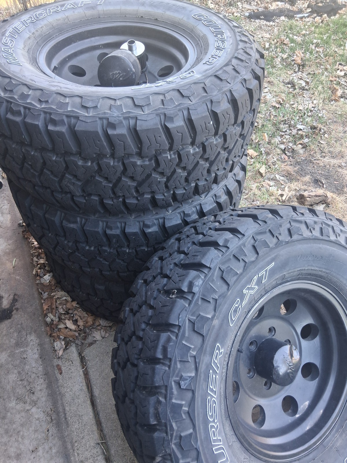 Lt 305/70/16… 6 Lug Chevy .. Only Fits 90s Won’t Fit 2000 And Up