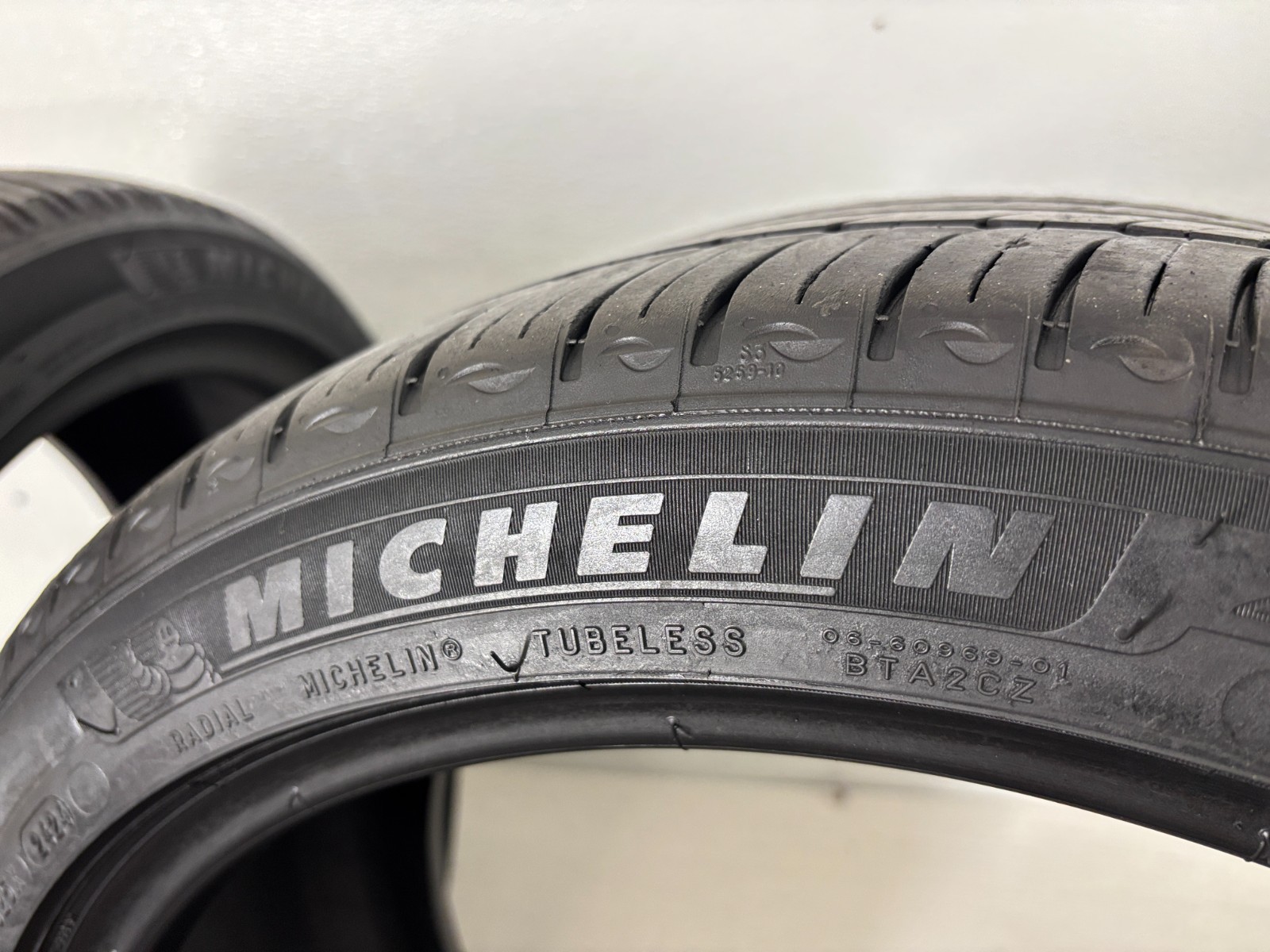 2 Tires 245 40 19 Michelin Primacy Tour A/S Run Flat (6.00-6.50/32=70-76% Tread)