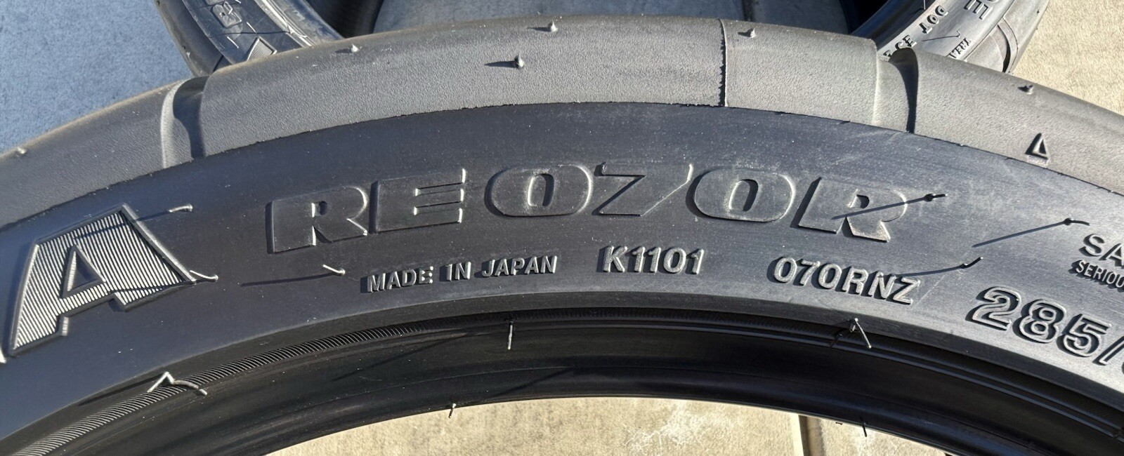 ONE BRAND NEW 285/35ZR20 (100Y) Bridgestone RE070R RFT Nissan GTR Run Flat Tire