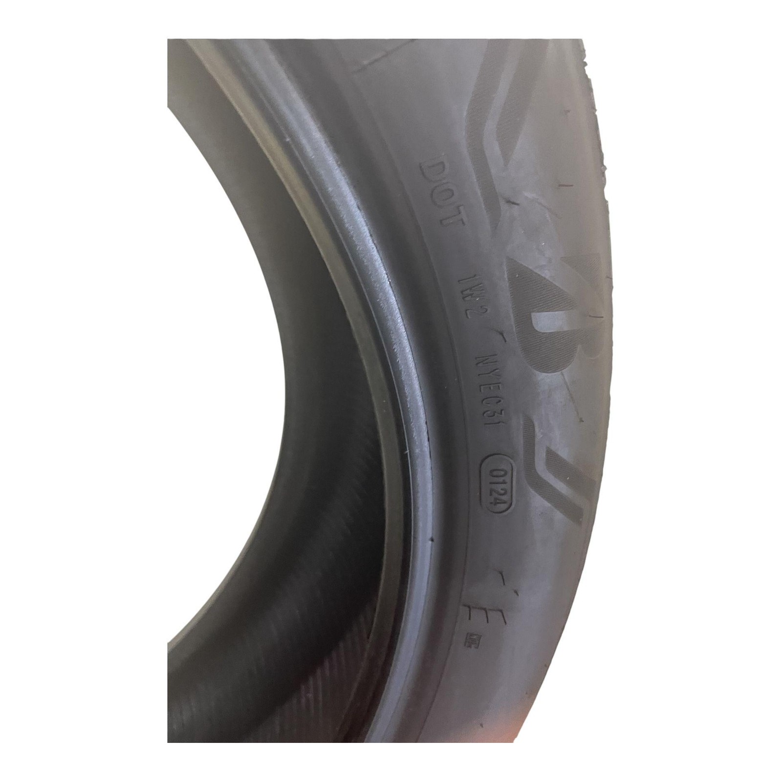 BRIDGESTONE ALENZA SPORT A/S 235/50R21 9.5/32NDS 0124 DATECODE