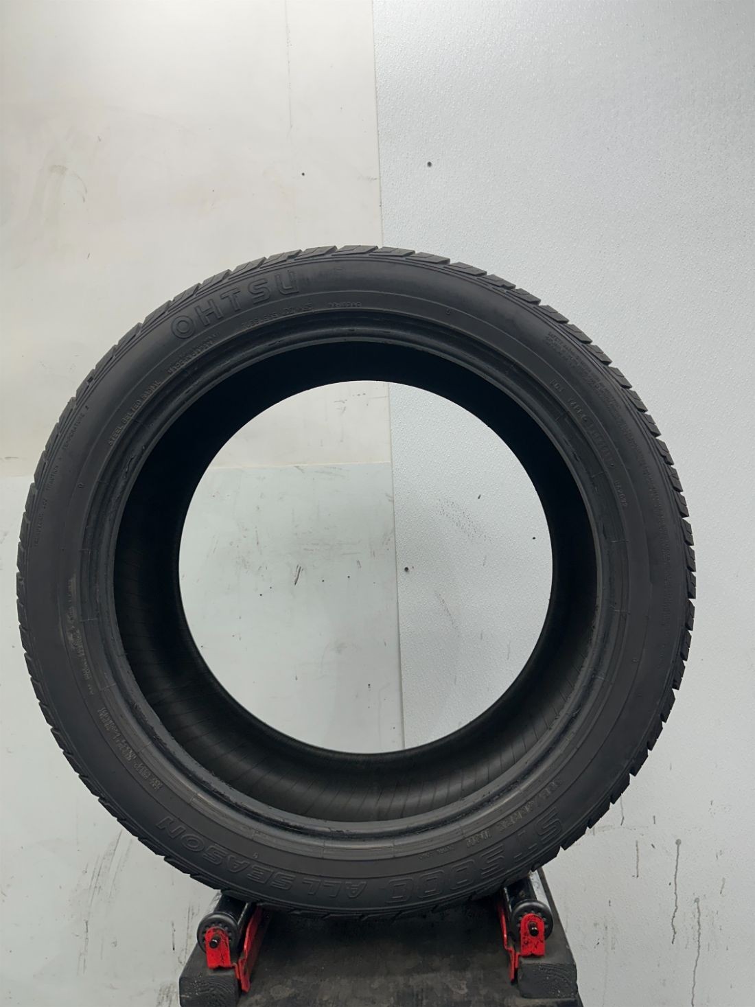 1 Used P305/40R22 Ohtsu ST 5000 All Season 114 H – 10/32