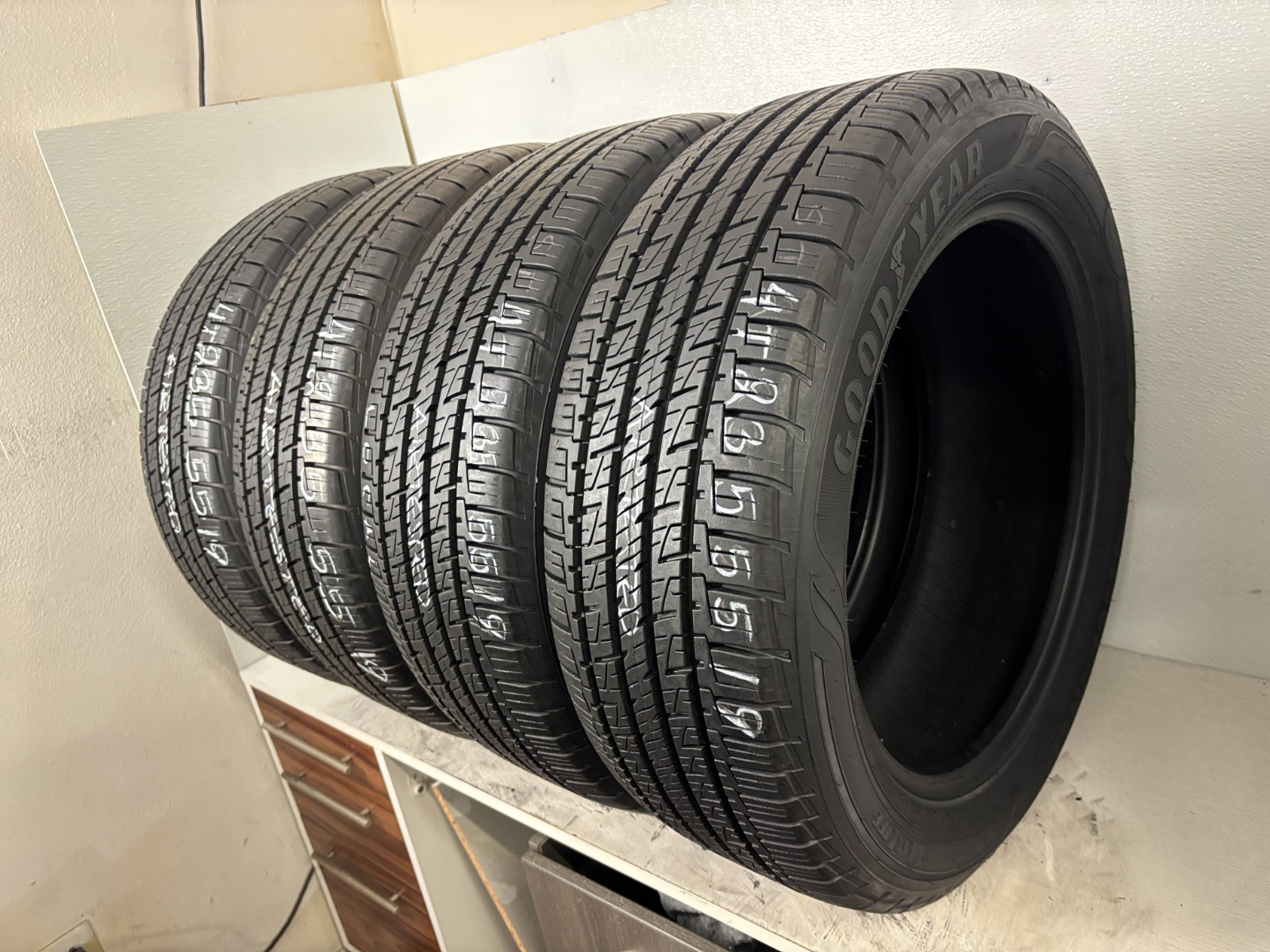 NO SHIPPING ONLY LOCAL PICK UP Set 4 Tires 235 55 19 Goodyear Assurance MaxLife