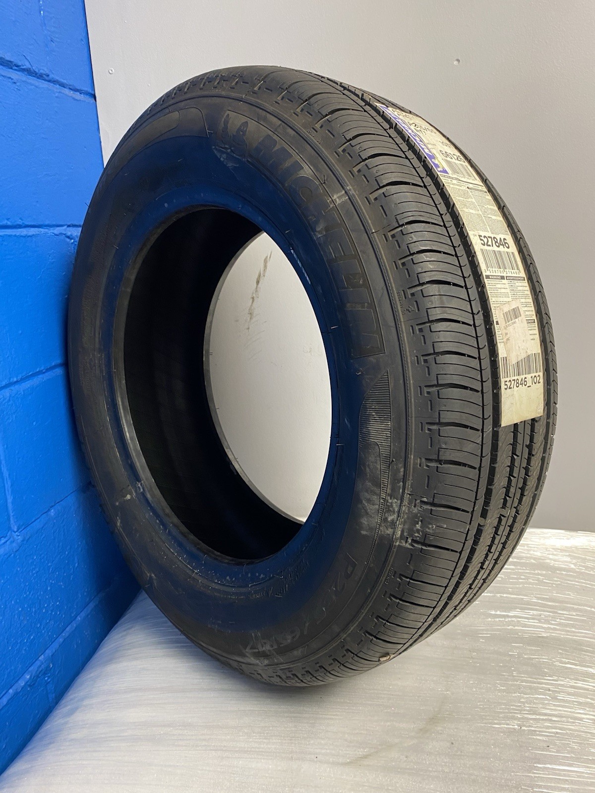 Single (1) Michelin Primacy MXV4 All Season Tire 235/65R17 103T 235 65 17