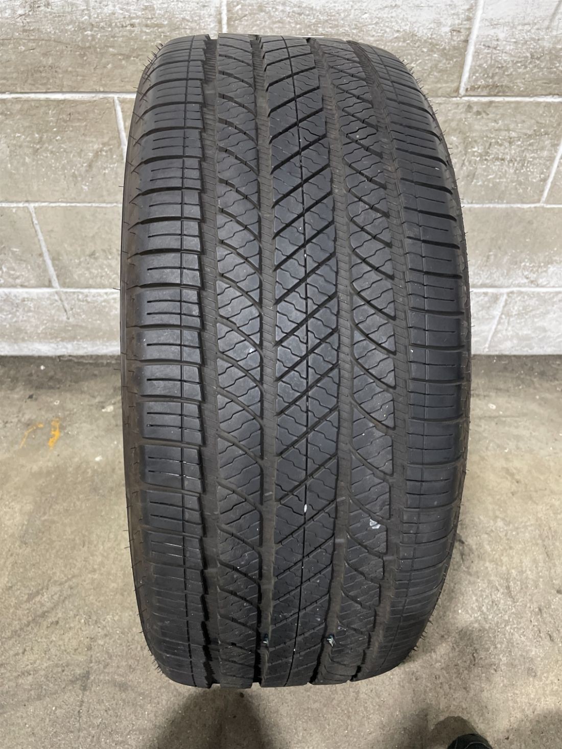 1x P285/45R22 Bridgestone Alenza AS Ultra 8/32 110 H Used Tire 2854522