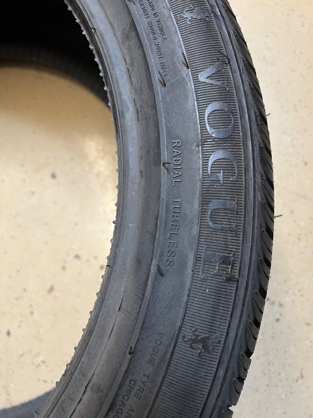 2 – NEW 255/40R18 XL (99W) Vogue Signature V M+S – 11065