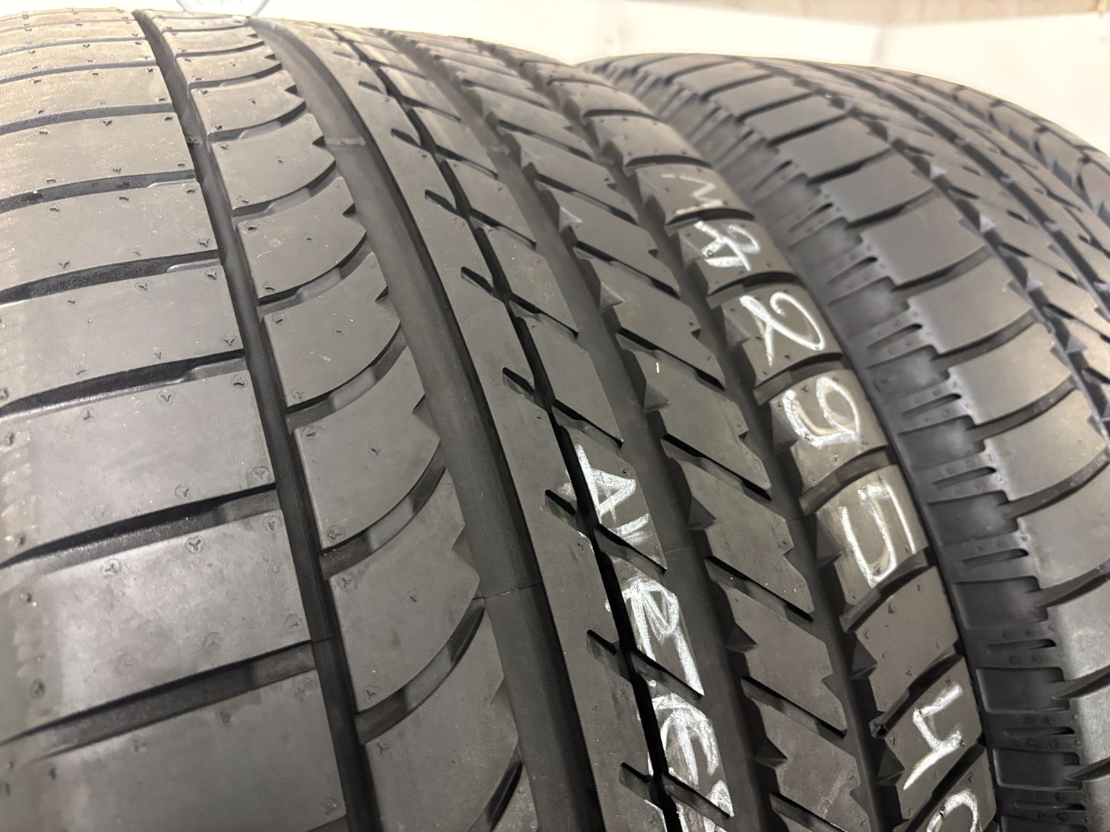 2 tires 295 40 22 Goodyear Eagle F1 Asymmetric SUV 8.50-9.00/32 = 94-100% Tread