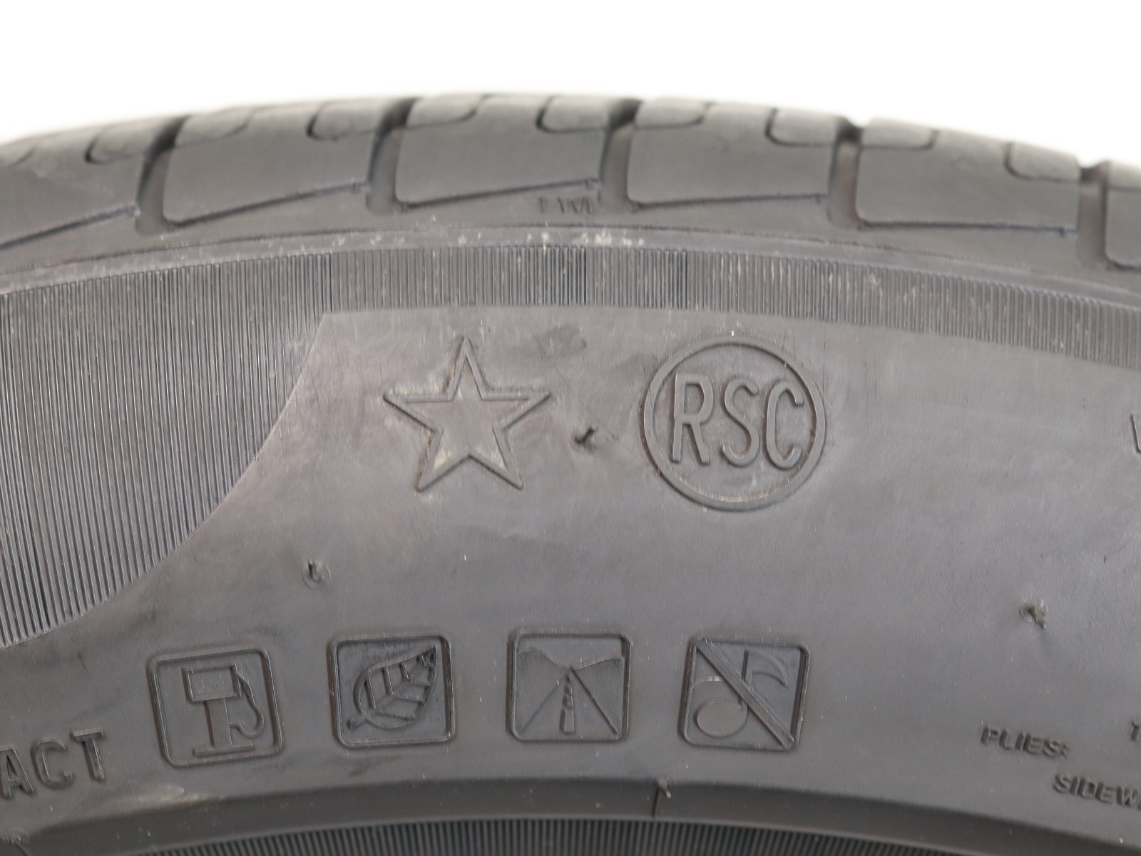 245/50R19 Pirelli Cinturato P7 Run Flat BMW 105H 6.75/32 DOT 2824 1J126