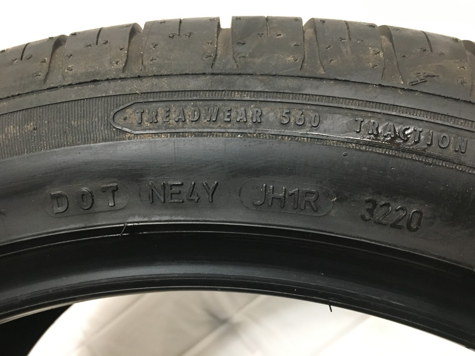 [1] Goodyear Eagle Sport A/S ROF Run Flat MOE 285 40 20 Tire 8.5-9.5/32