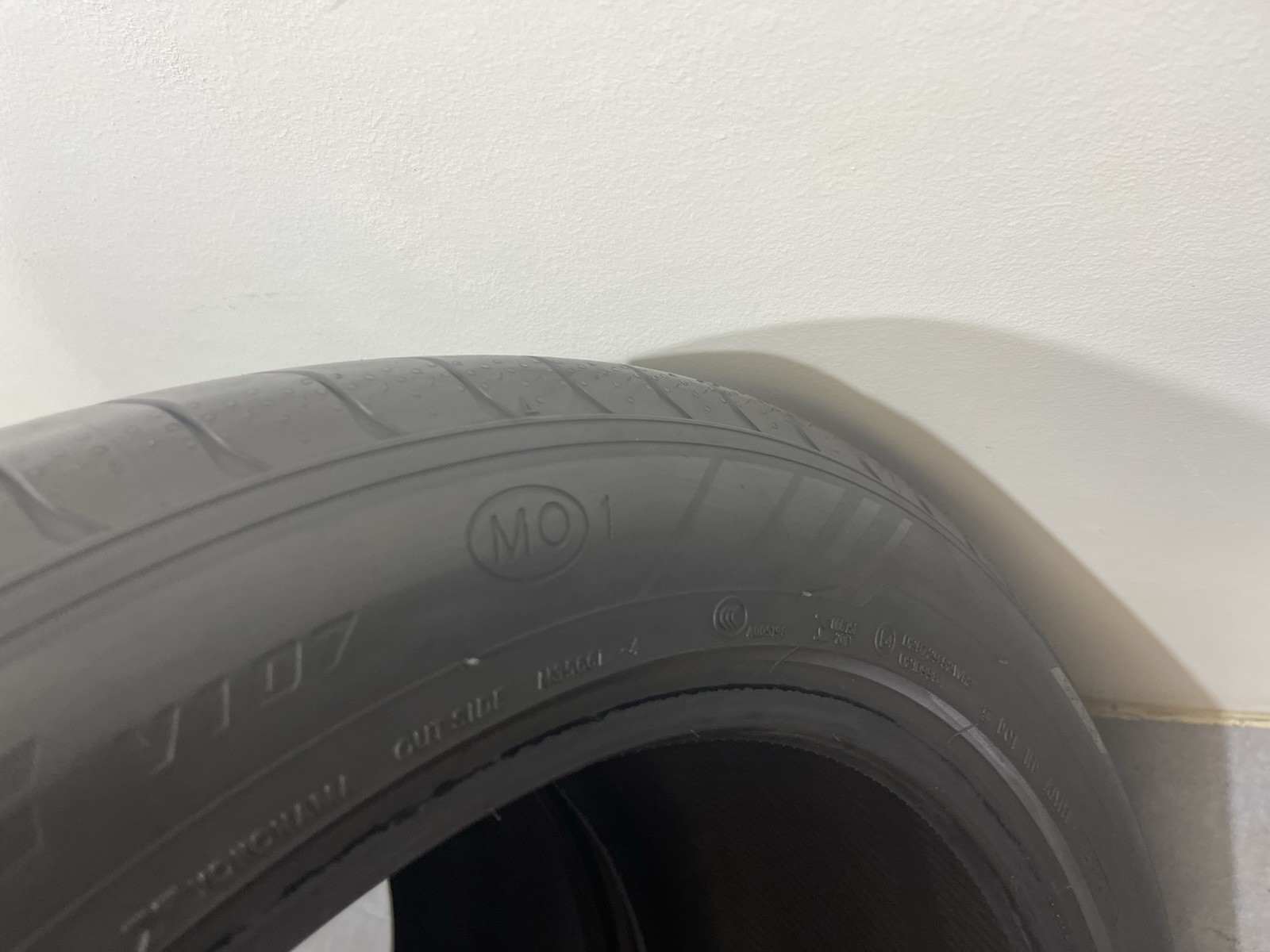 Set of 2 Tires Yokohama Advan Sport V107D MO1 325/40ZR22 325/40/22 3254022 91895