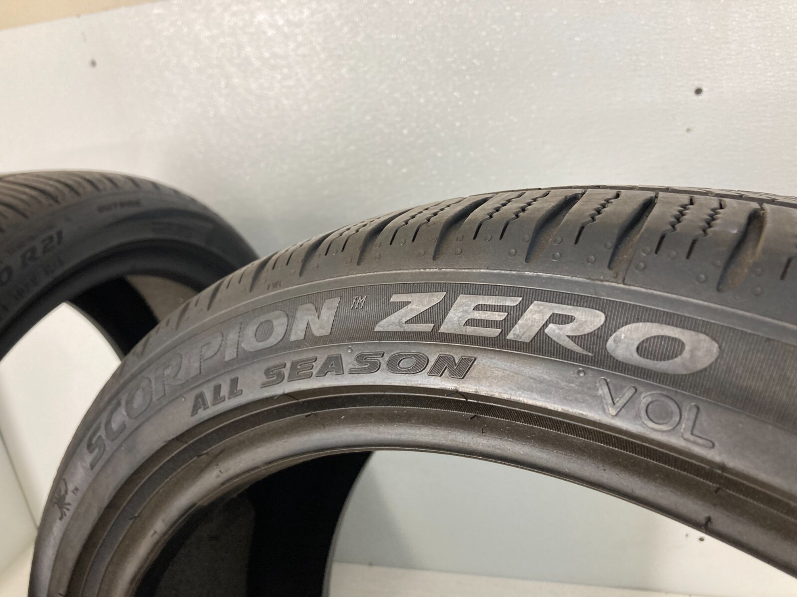 NO SHIPPING ONLY LOCAL PICK UP 2 Tires 255 40 21 Pirelli Scorpion Zero VOL