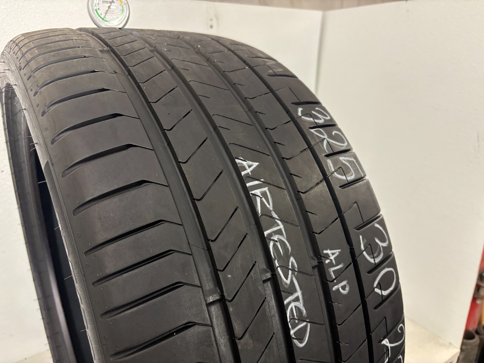 1 Tire 325 30 23 Pirelli P Zero PZ4 ALP (8.20/32 = 90% Tread Left) 109Y