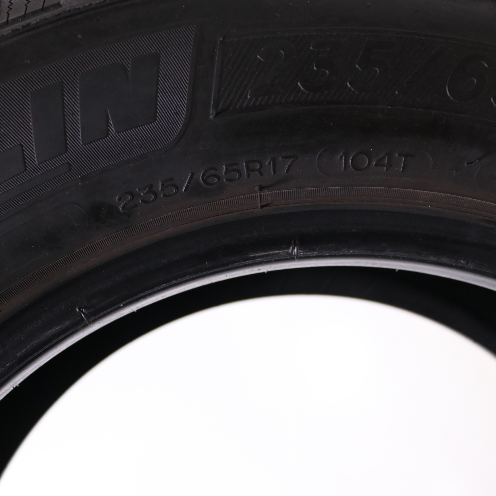 Set of 2 Used 235/65R17 Michelin Defender LTX M/S – 104T – 8.5/32