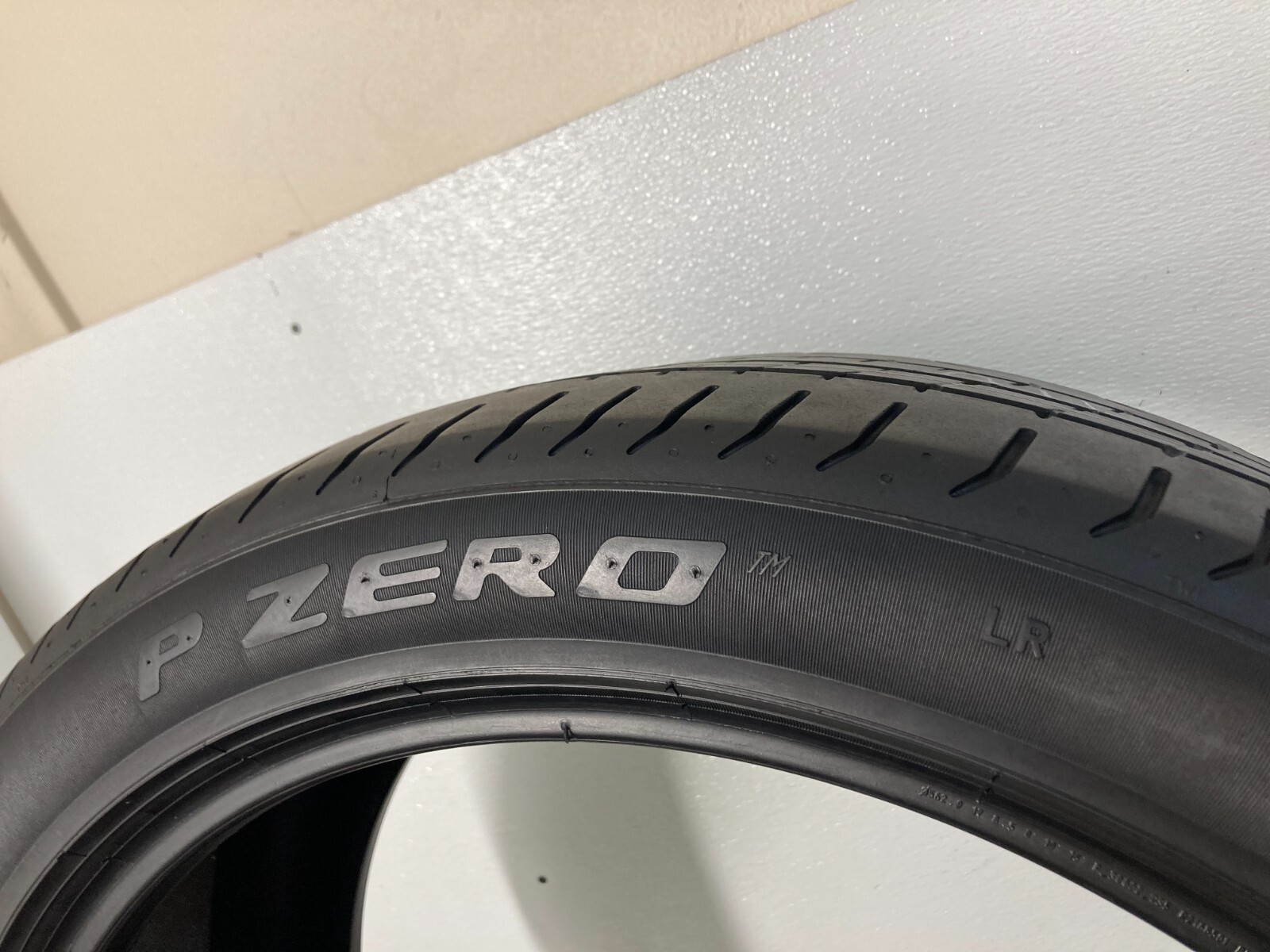 1 Tire 275 40 22 Pirelli P Zero LR (45-52% Tread Left) 108Y