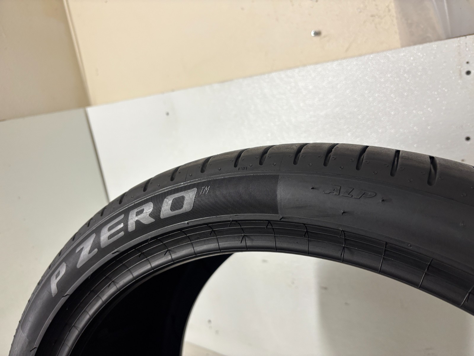 1 Tire 325 30 23 Pirelli P Zero PZ4 ALP (8.20/32 = 90% Tread Left) 109Y