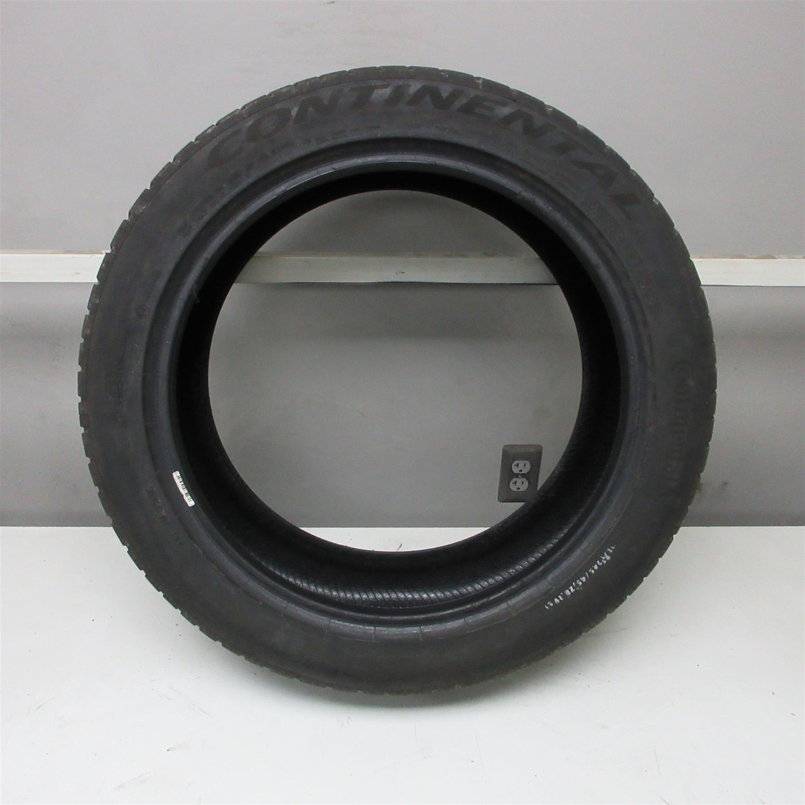 245/45ZR19 Continental ExtremeContact DWS 06 Plus 98Y Used Tire (9/32nd) (QTY 1)