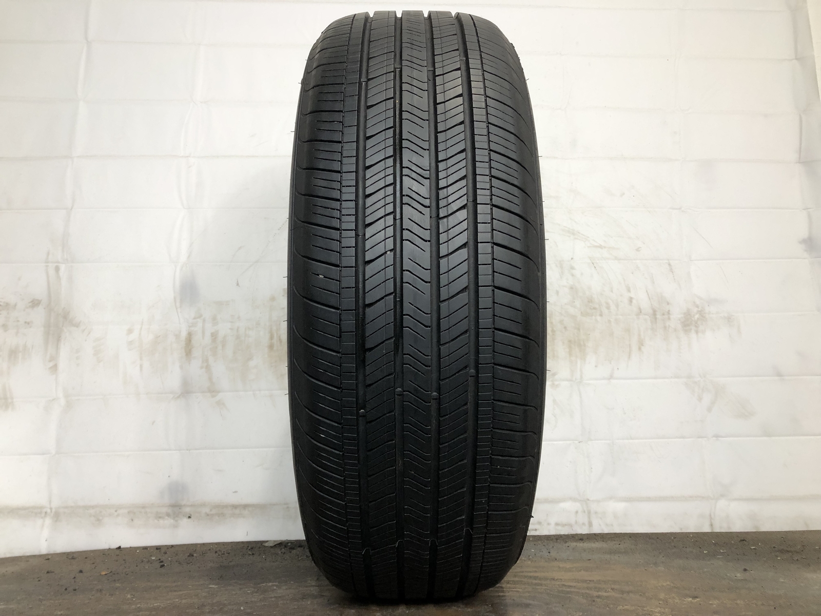 [1] Goodyear Eagle Touring P235/50R21 235 50 21 Tire 9.5-9.75/32
