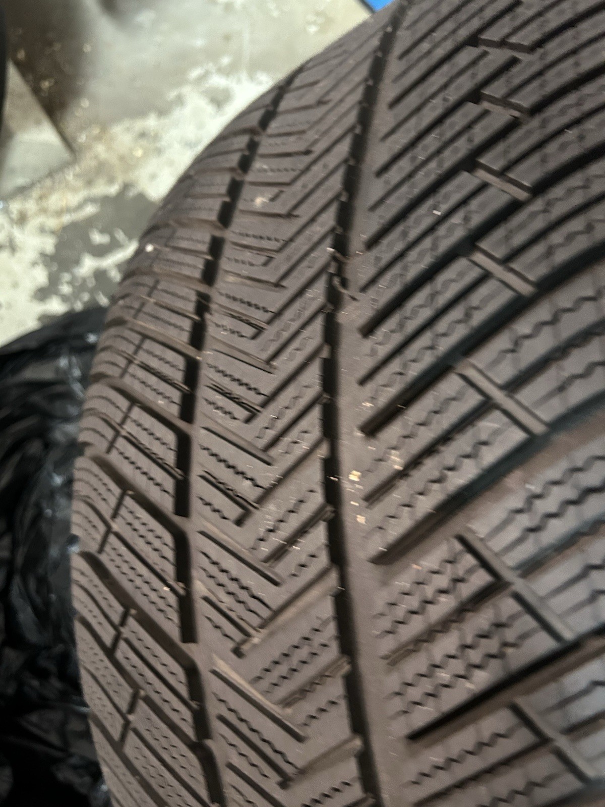 Michelin X-Ice Winter Tires (SUV Spec) (90% tread left) Size: 255/40R20Y 101V