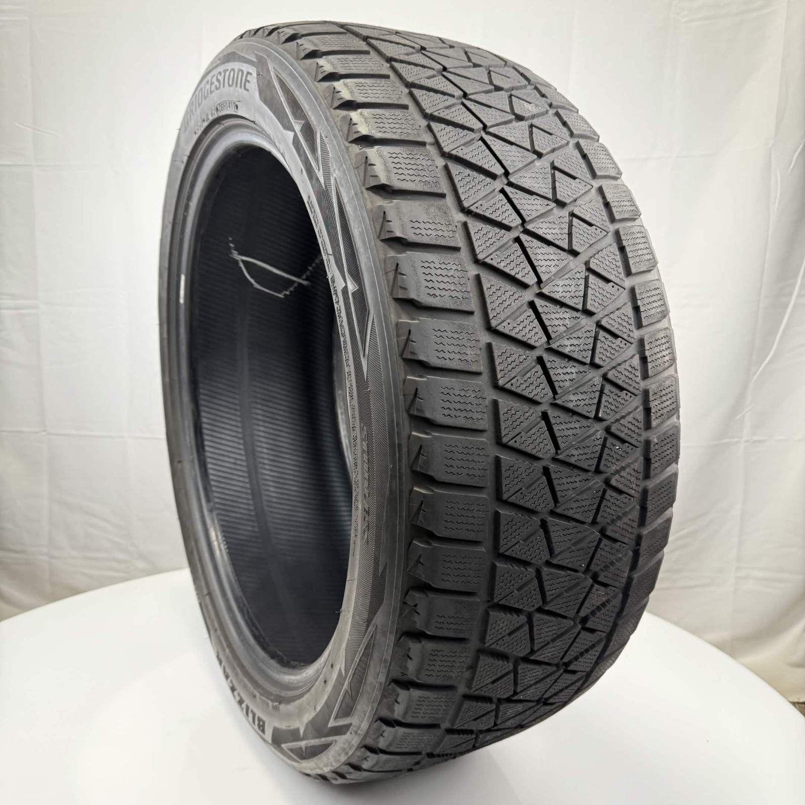 Used P 285/45R22 Bridgestone Blizzak DM-V2 110T 8/32 (DOT 19)