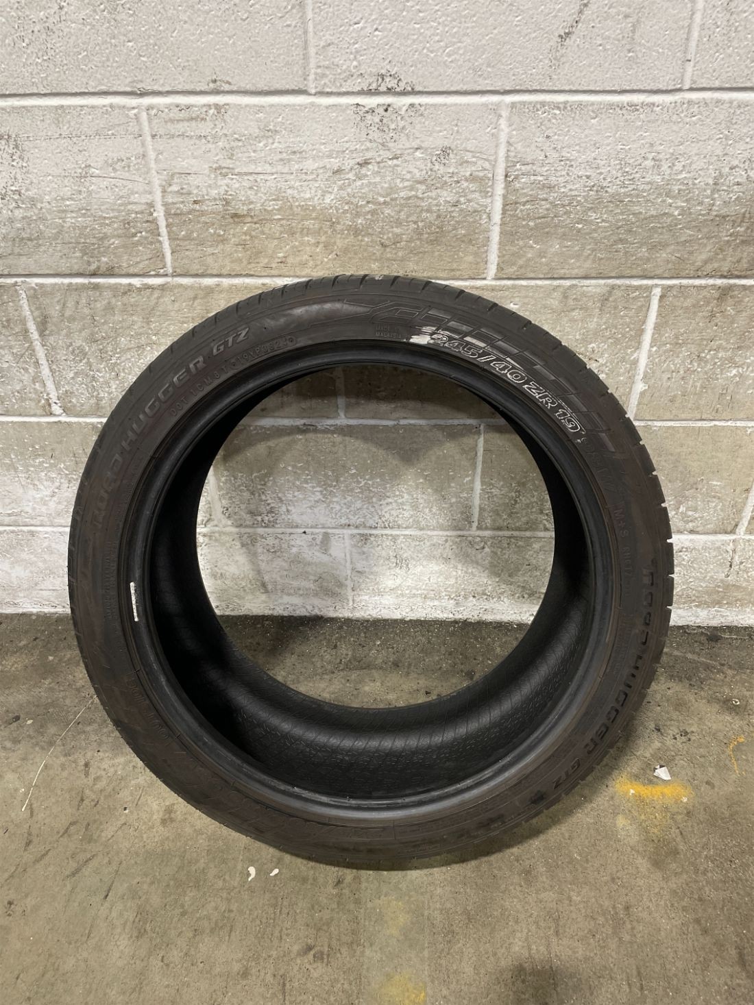 1x P245/40R19 Road Hugger GTZ 7/32 98 W Used Tire 2454019