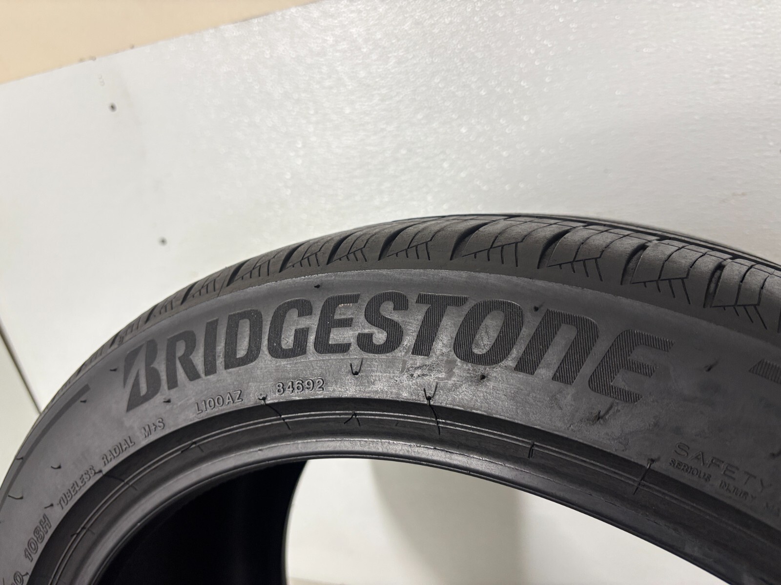 1 Tire 285 40 20 Bridgestone Turanza LS100 (5.50/32 = 61% Tread Left)