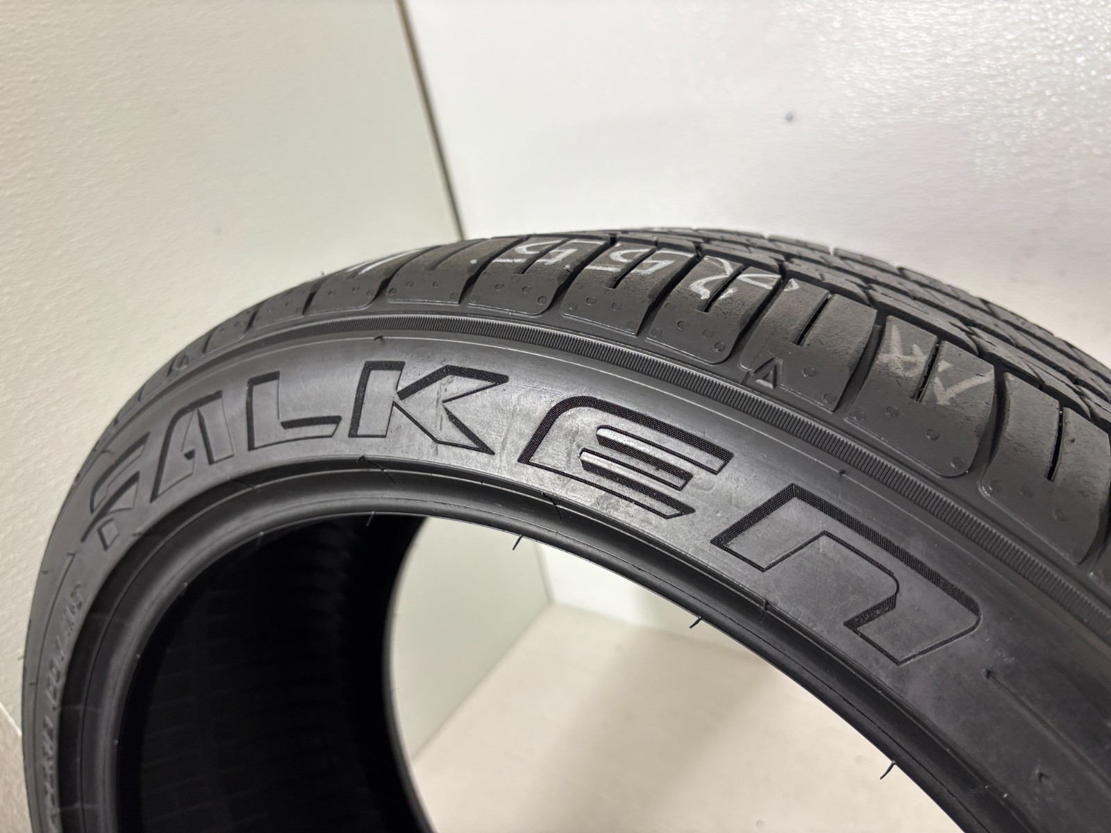 1 Tire 255 40 19 Falken Azenis FK460 A/S (80% Tread Left) NO REPAIRS 100Y