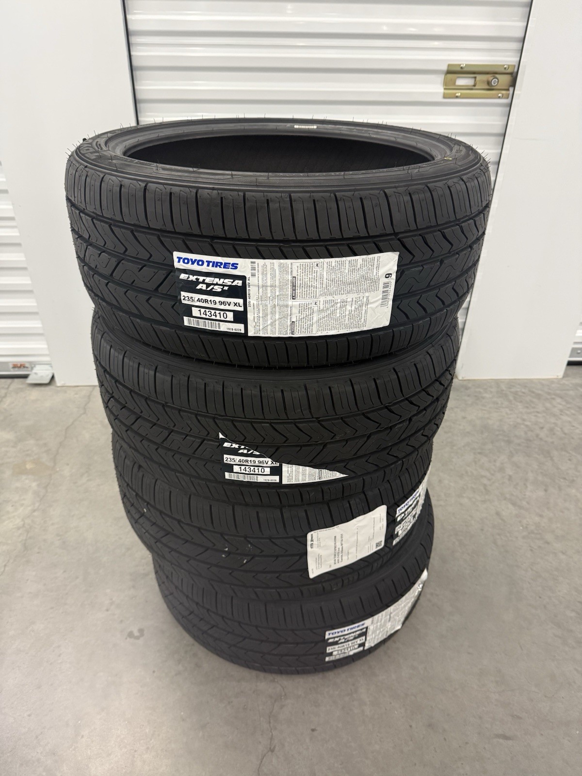 4 X Toyo EXTENSA A/S II 235/40R19XL 96V Tires