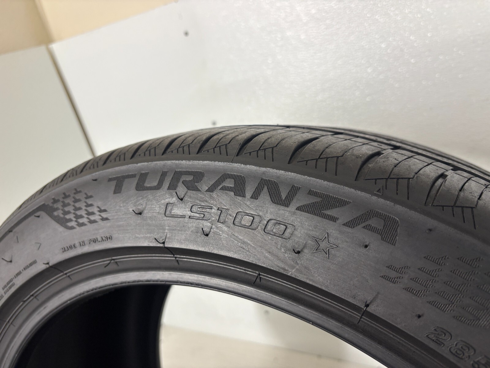 1 Tire 285 40 20 Bridgestone Turanza LS100 (5.50/32 = 61% Tread Left)