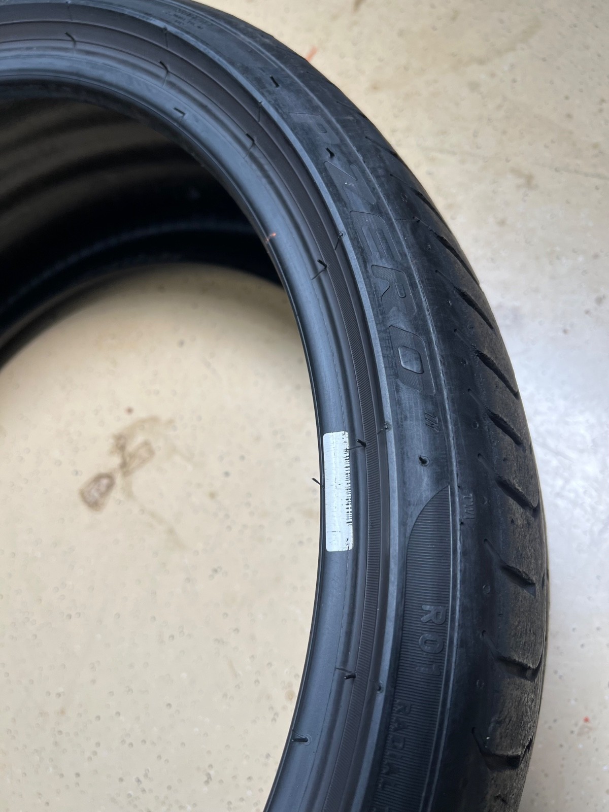 1 – TAKEOFF 255/30ZR20 XL (92Y) Pirelli P Zero (R01) Audi OEM – 6123