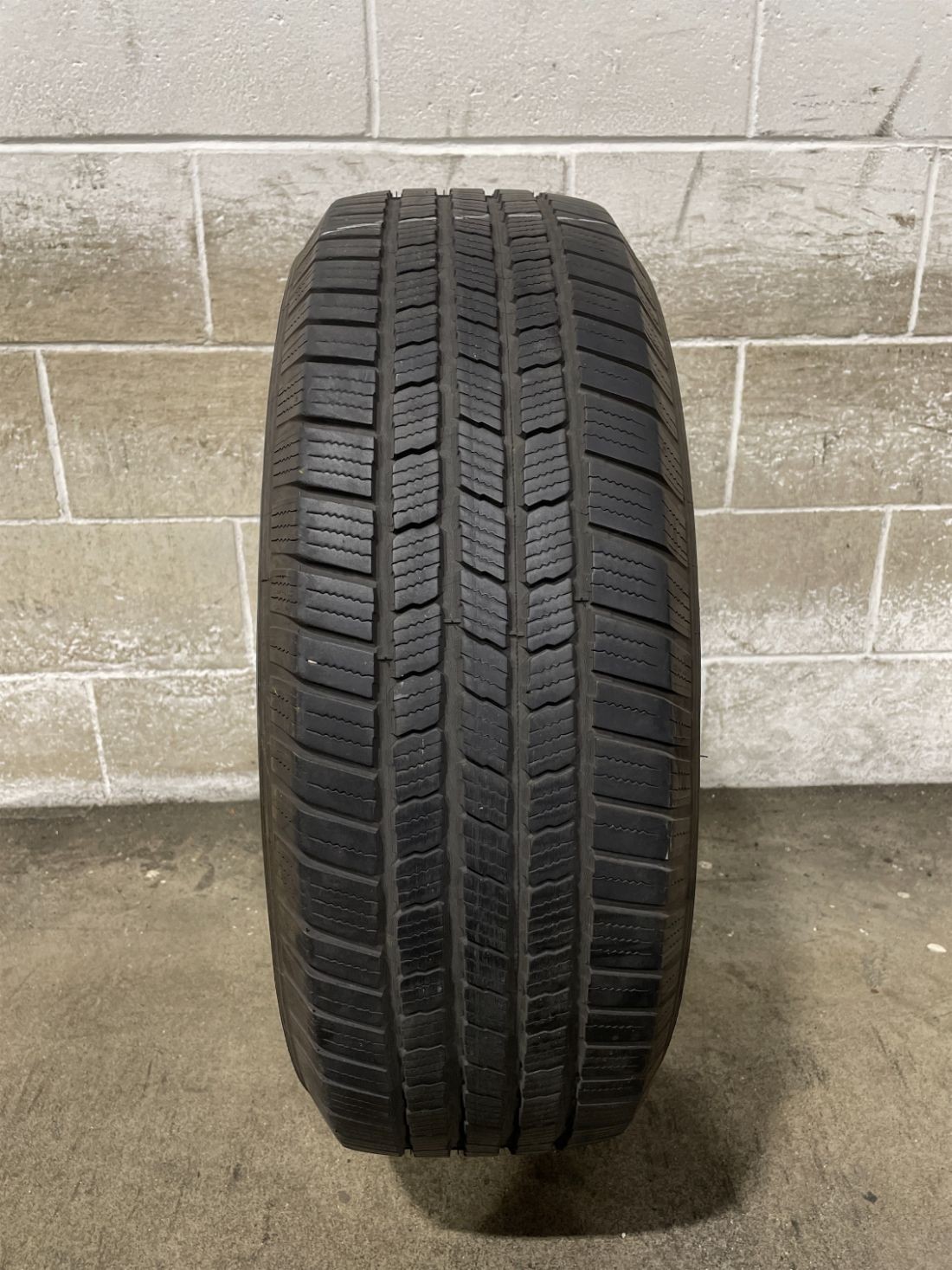 1x P235/65R18 Michelin Defender LTX MS 8/32 106 T Used Tire 2356518