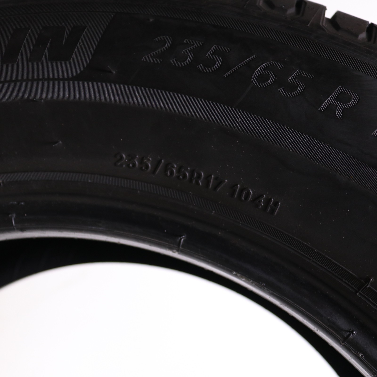 Set of 2 Used 235/65R17 Michelin X Tour A/S 2 – 104H – 8.5-9.5/32