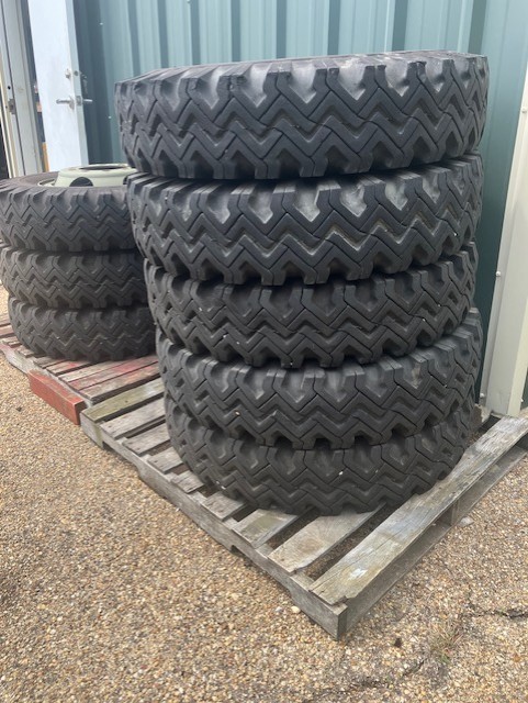 9.00×20 Snow Type Design Tube Truck Tires
