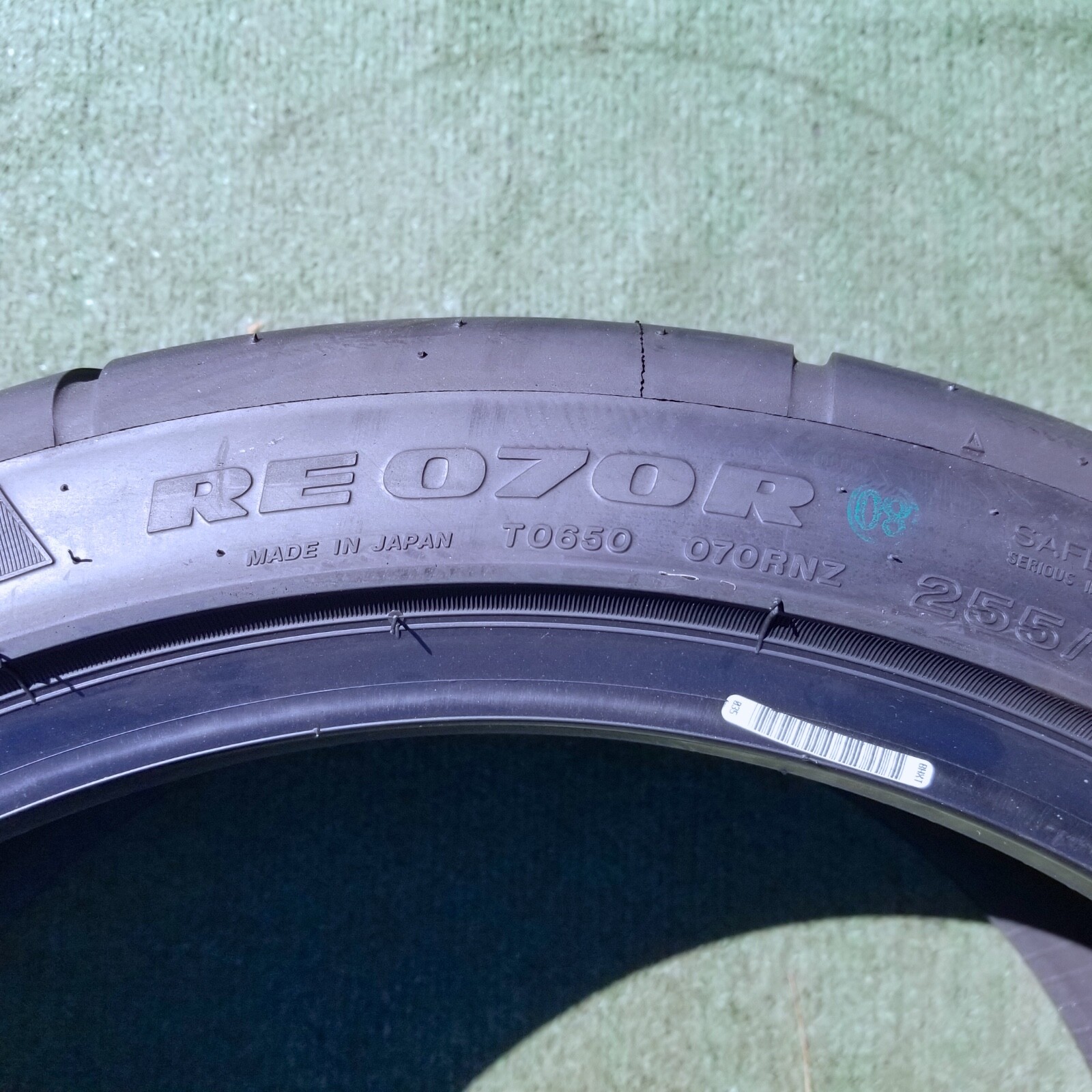 255/40ZRF20 Bridgestone Potenza RE070R Tire RFT 255 40 20 Nissan GTR 255/40R20
