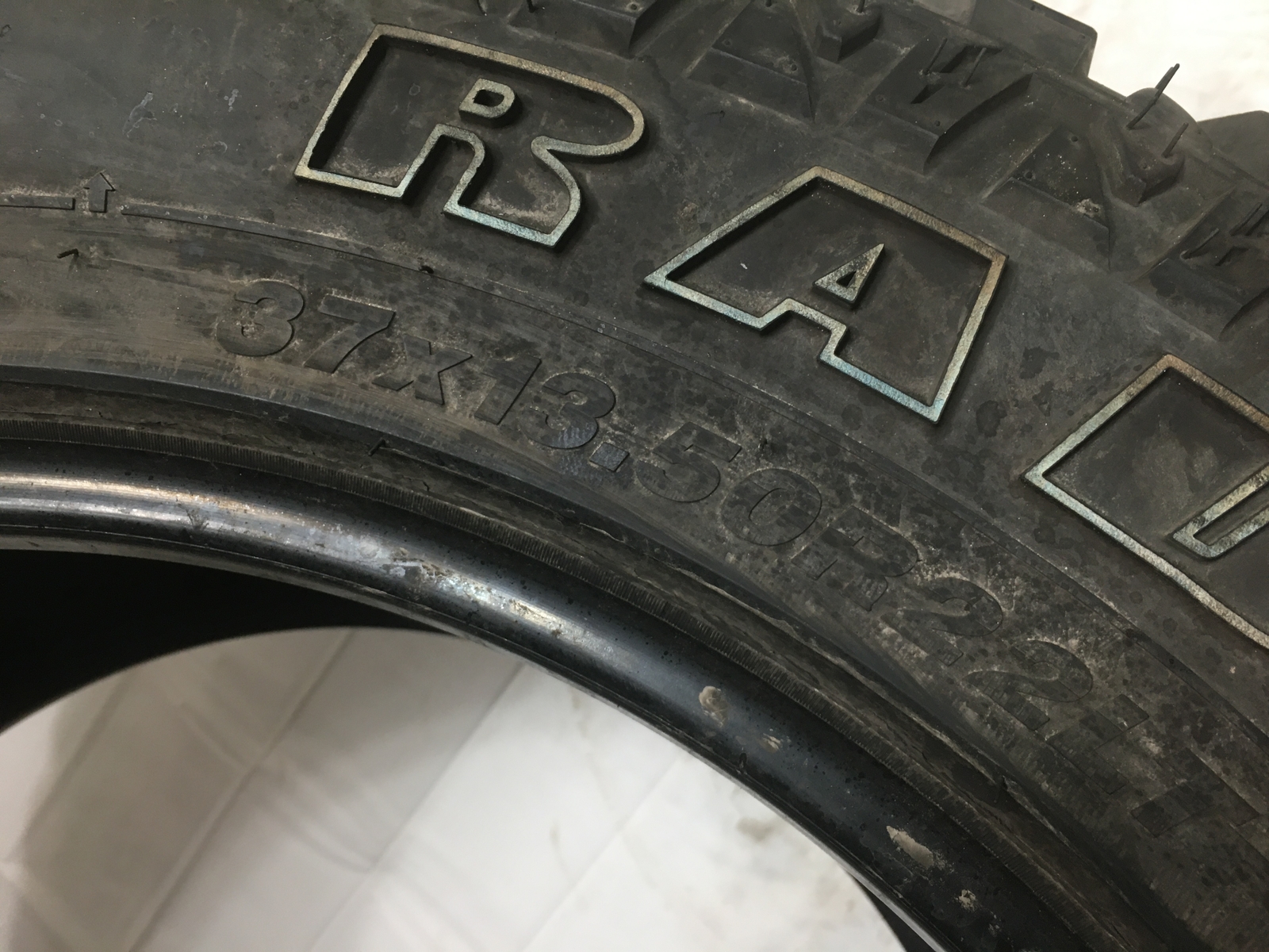 Radar Renegade R7 M/T Load E OWL LT37/13.50R22 37 13.5 22 Tire 15.0-16.0/32