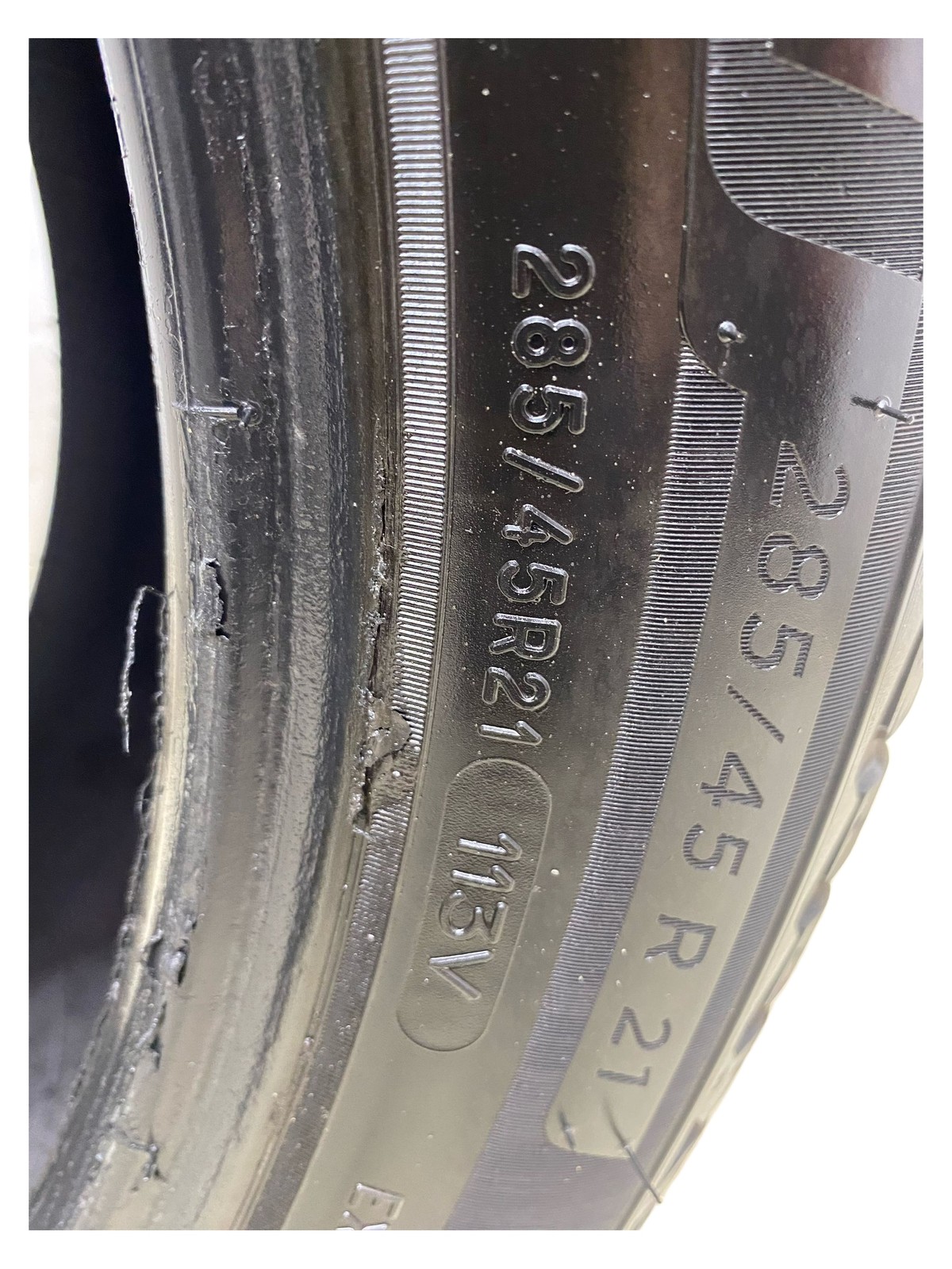 (B) MICHELIN CROSS CLIMATE 285/45R21 113V DOT (5025) 10/32NDS