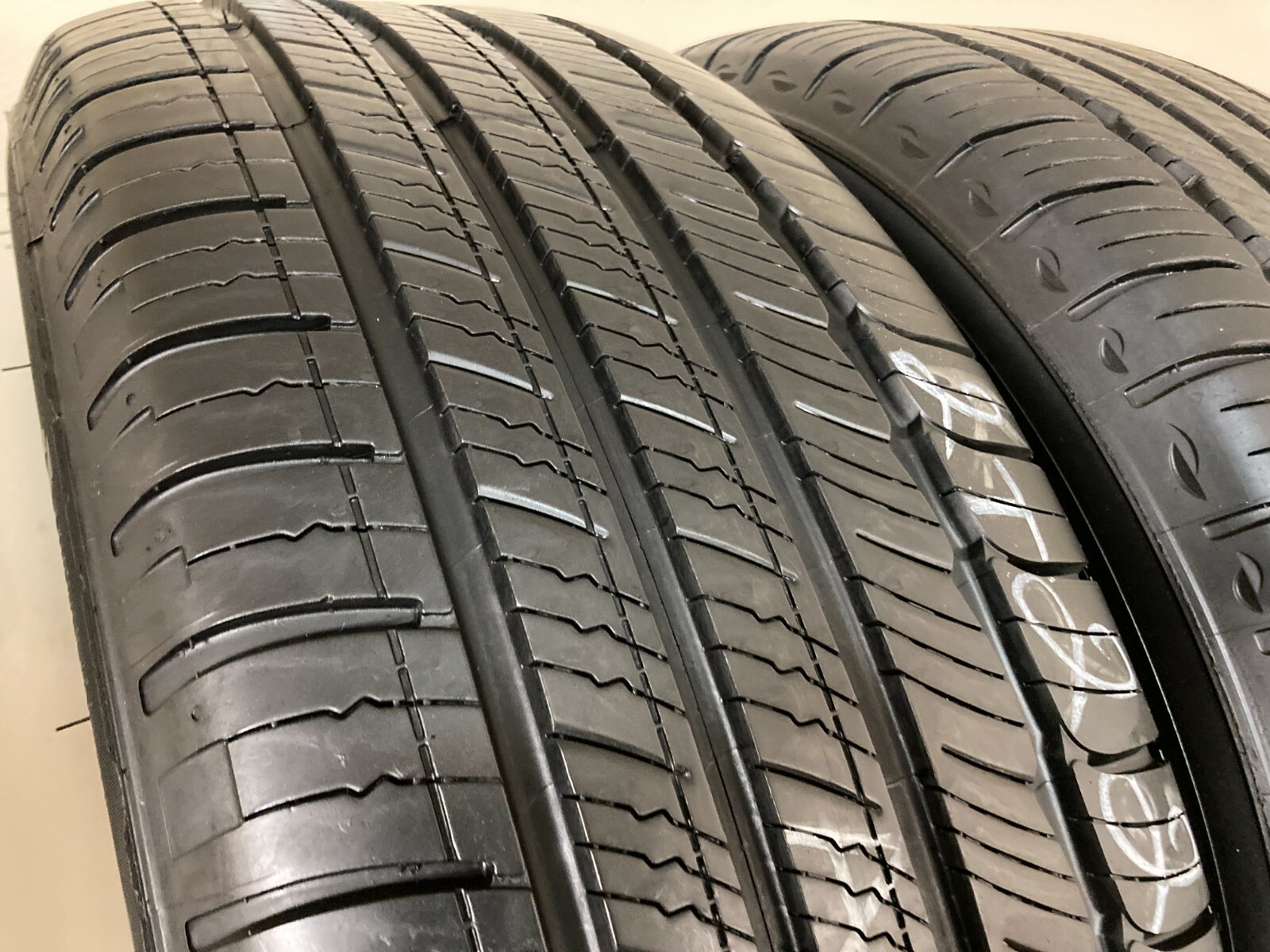 2 Tires 225 60 18 Michelin Primacy Tour A/S 100H (7.00-8.00/32 = 77-88% Tread)