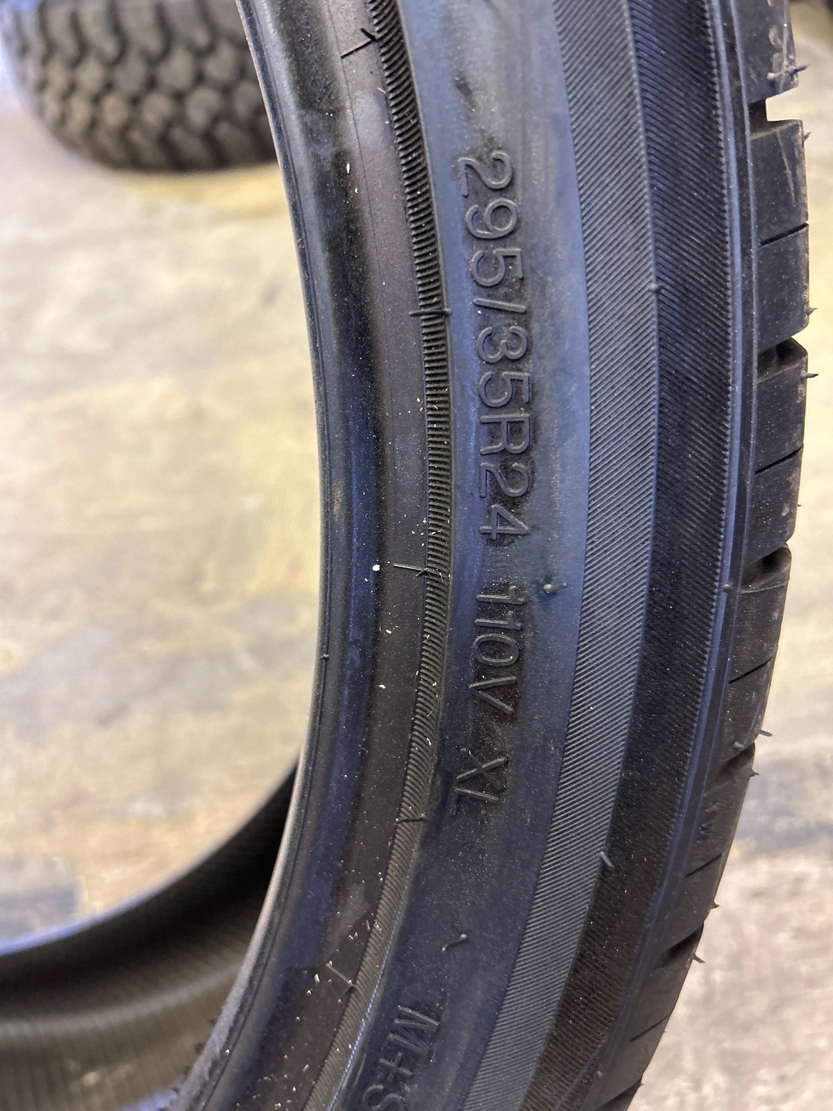GIOVANNA A/S BSW P 295 35 24 110V XL UHP TIRE DIGIO153