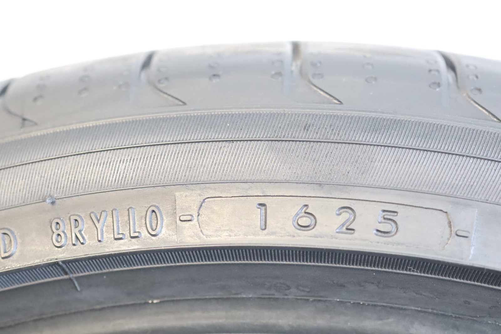 285/30ZR20 Yokohama Advan Sport V107 BMW 99Y DOT 1625 J39
