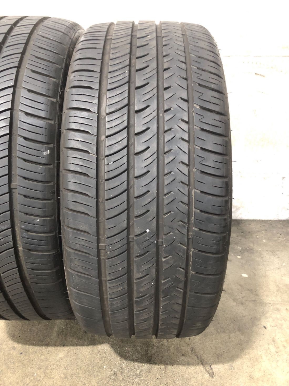 2x P255/40R20 Advanta HPZ-02 A/S 8/32 101 Y Used Tires 2554020