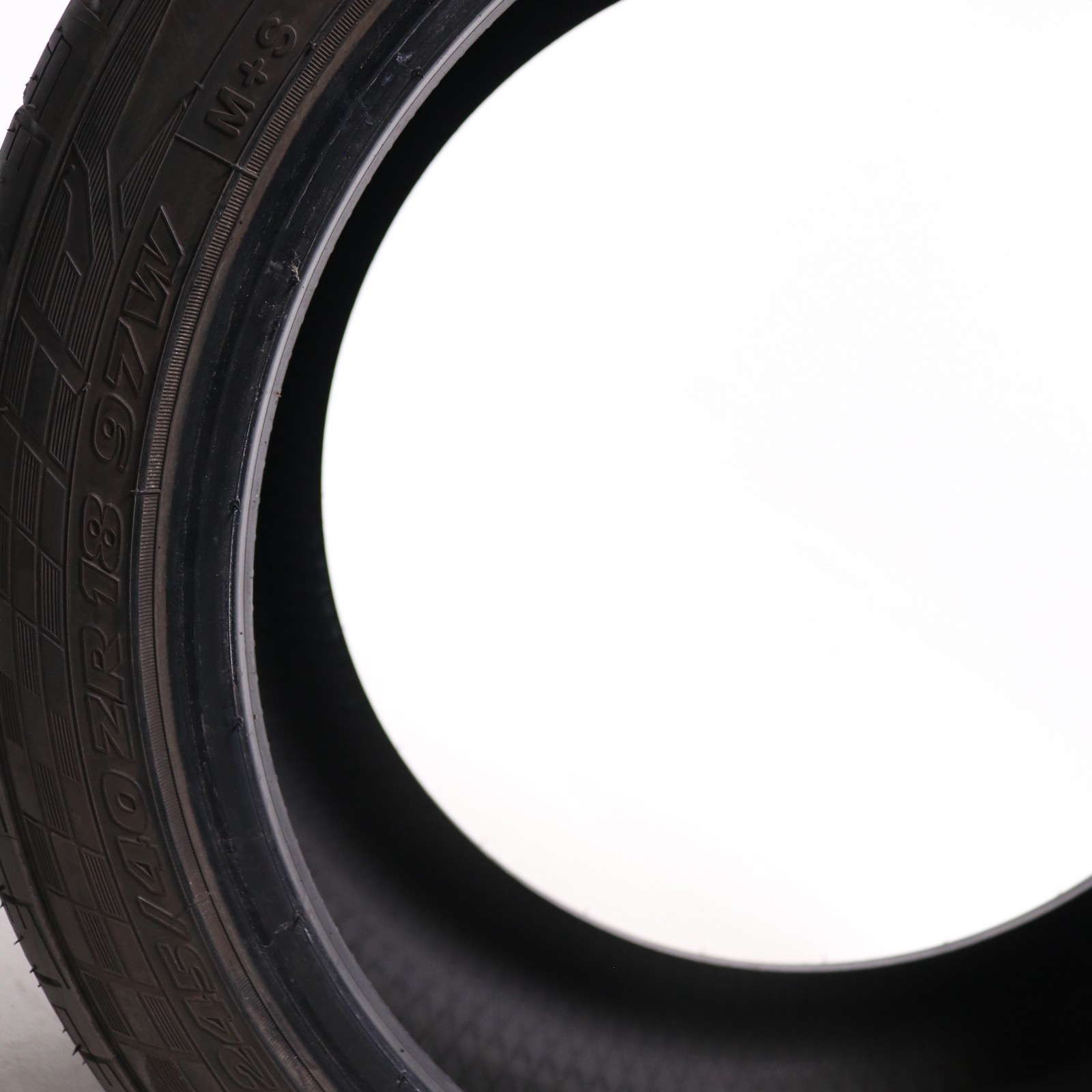 Used 245/40ZR18 Road Hugger GTZ – 97W – 9/32