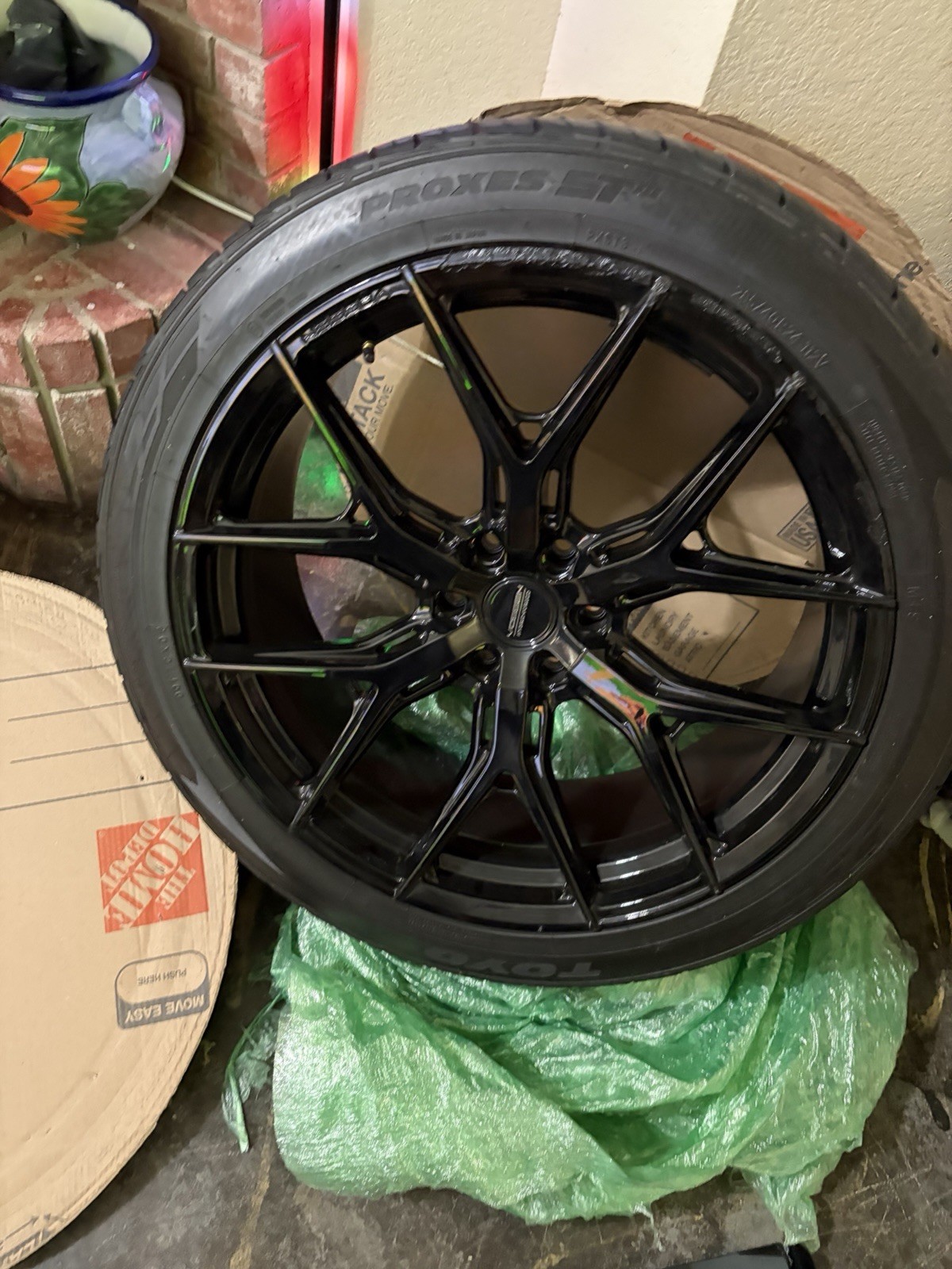 ONE Vossen HF6-4 24×10 6×139.7 6×5.5 Toyo Tire 285/40/24 Almost new 99% tread