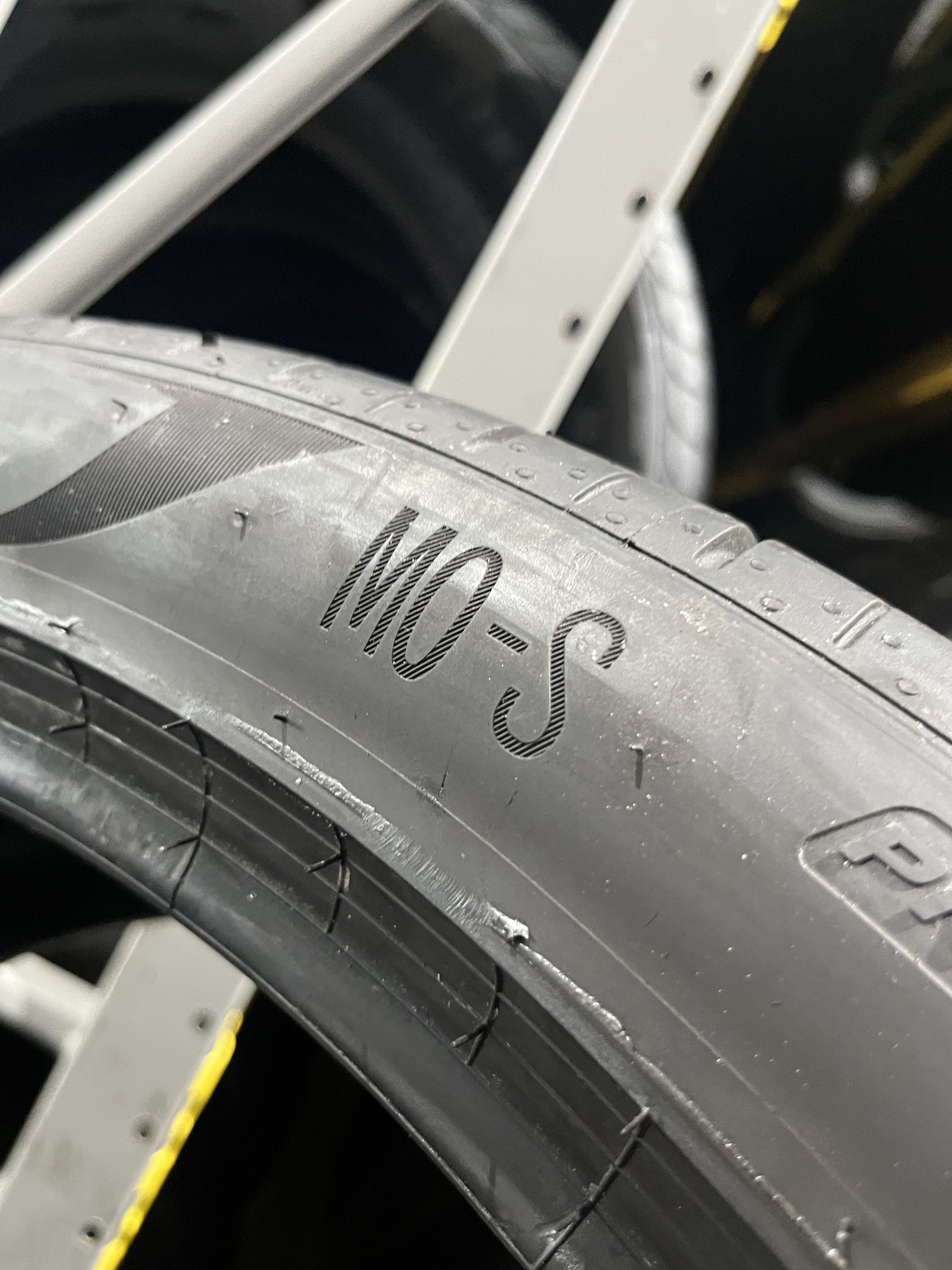 1 Tire Pirelli P Zero PZ4 MO-S PNCS 325/35R23 111Y DOT.1524 4.5/32 NO Patch