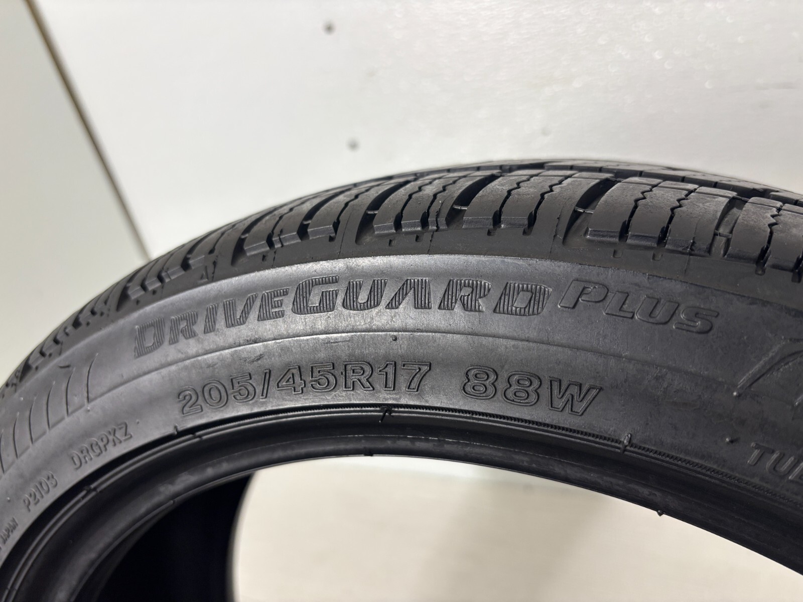 1 Tire 205 45 17 Bridgestone DriveGuard Plus Run Flat 7.00-8.00/32=77-88% Tread