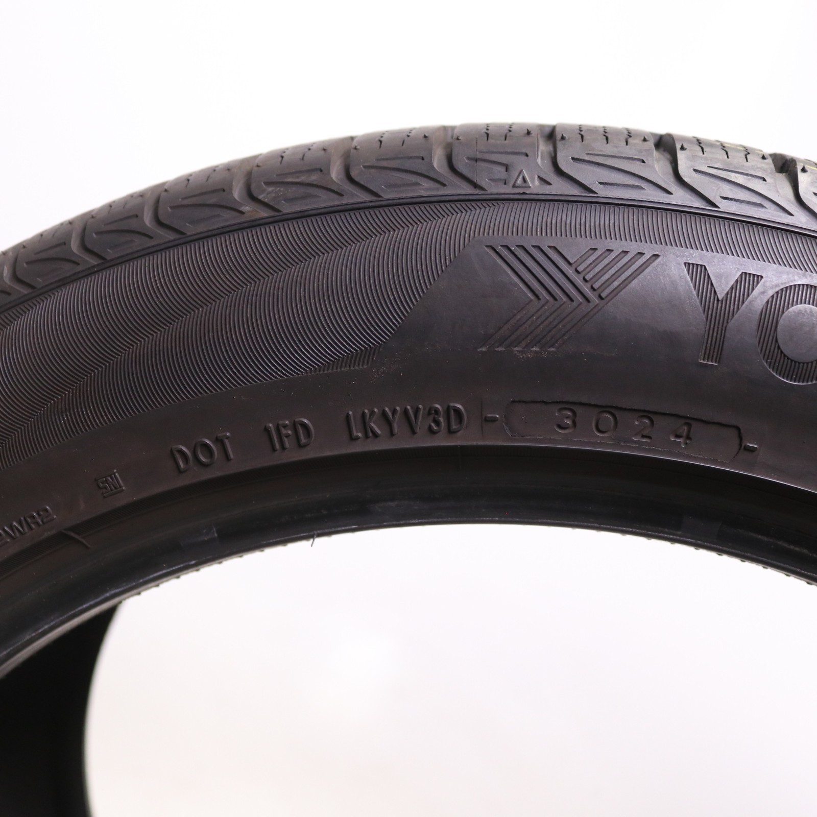 Set of 2 Used 305/40R20 Yokohama Avid GT S35 NO – 112V – 7-7.5/32