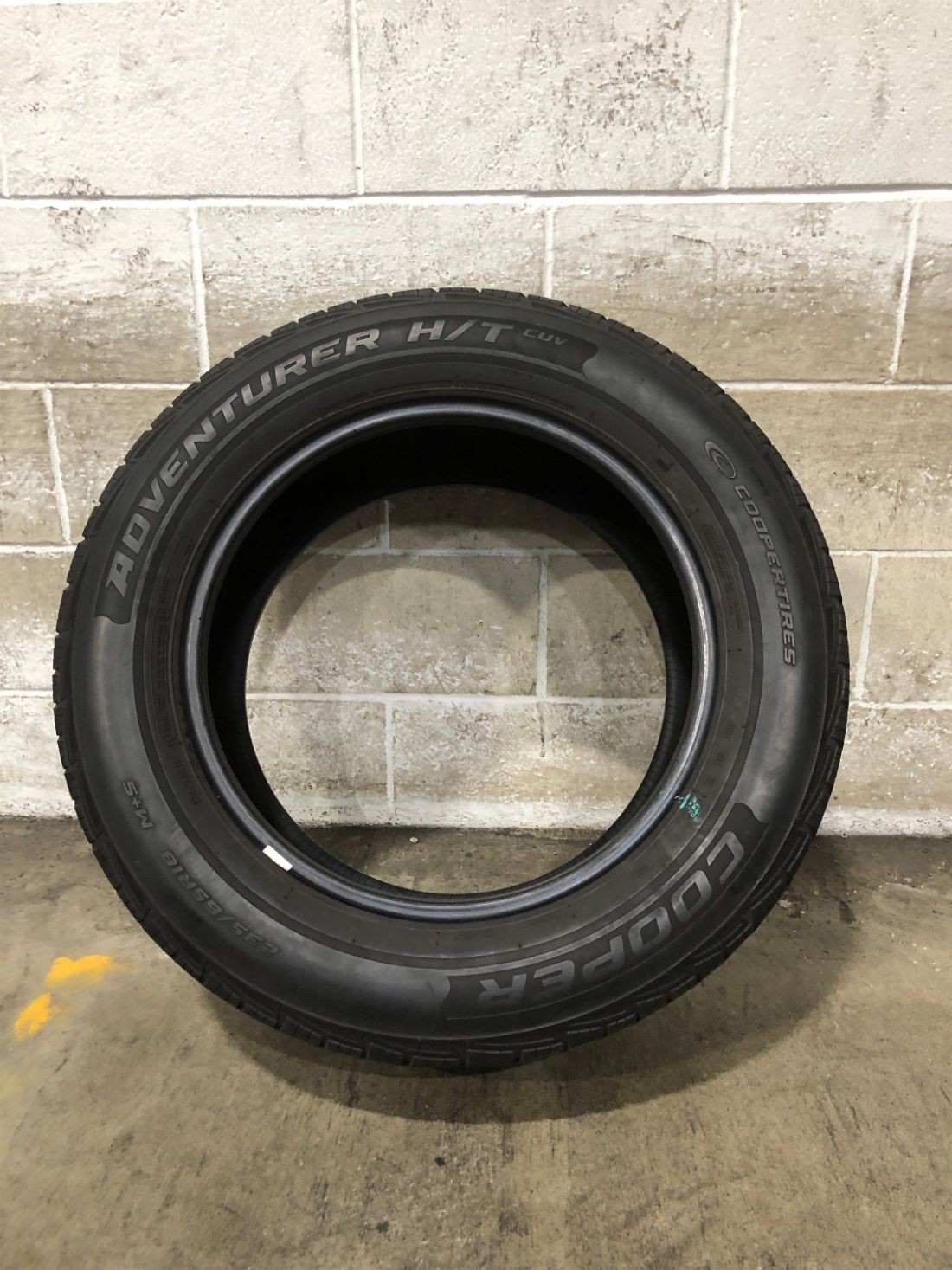 1x P235/65R18 Cooper Adventurer H/T CUV 7/32 106 H Used Tire 2356518