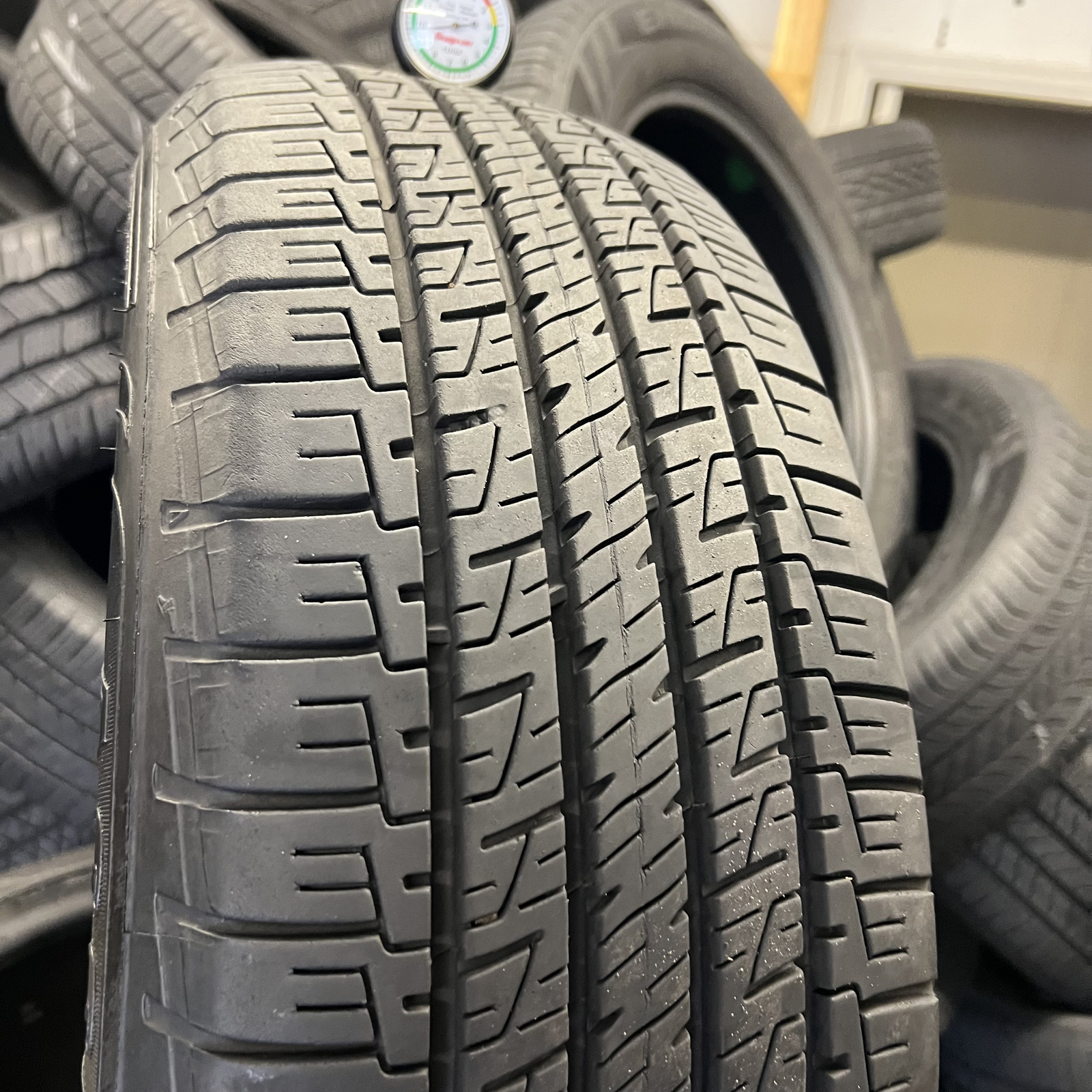 1 Tire LikeNEW Goodyear Assurance MaxLife 225/60R18 100H DOT.0423 No Patch